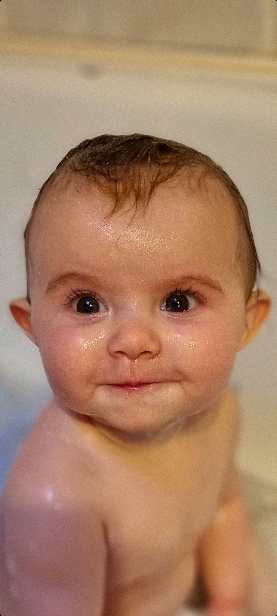 Louna participe au concours pour gagner de l'argent avec cette photo : arm, baby, baby_bathing, bathing, cheek, chest, ear, eyebrow, eyelash, fluid, forehead, human_body, iris, lip, liquid, neck, no_expression, nose, person, skin