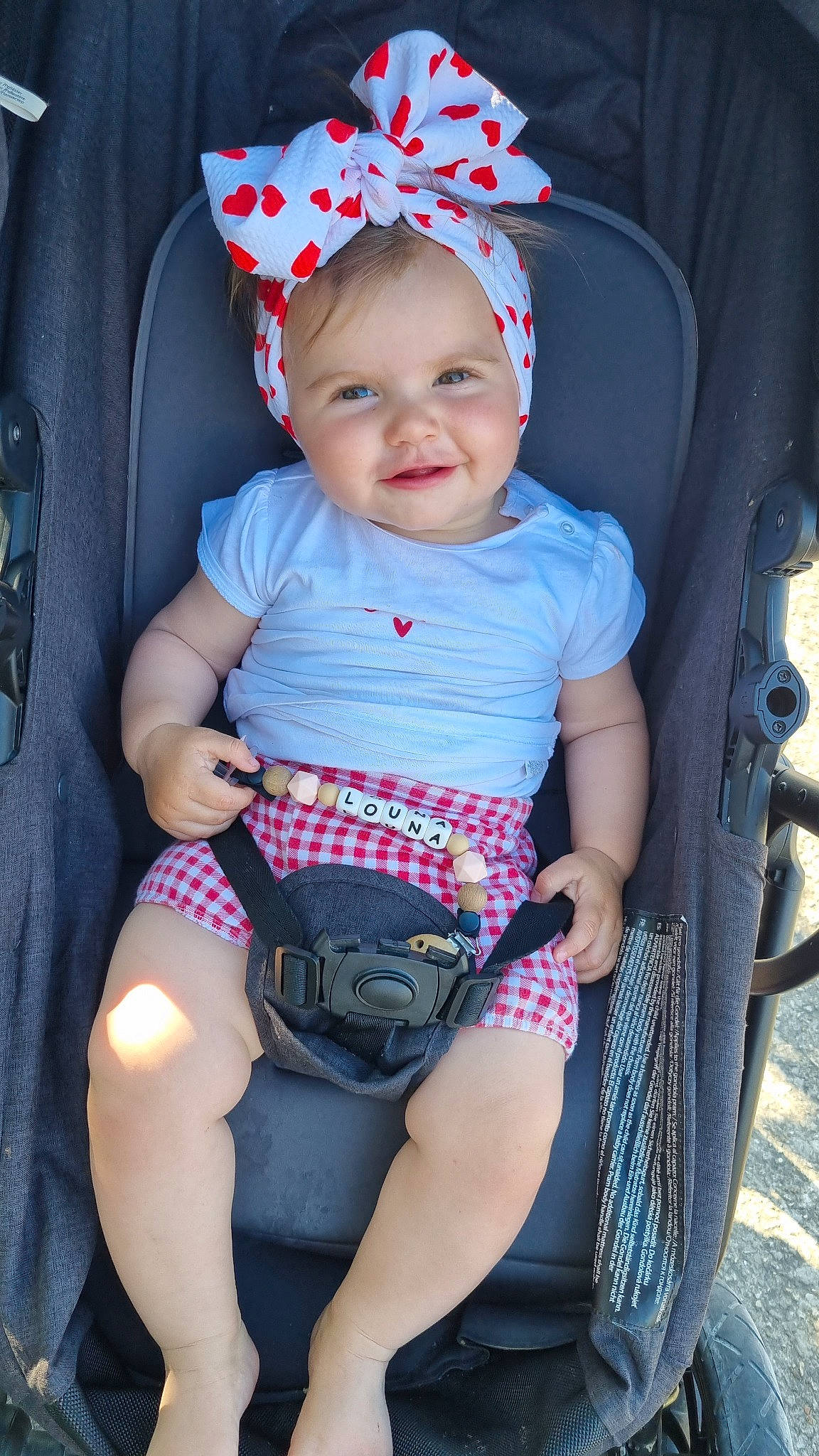 Louna a rejoint le concours — aidez-le/la à gagner de superbes lots ! baby, baby_toddler_clothing, cap, cool, costume_hat, dress, electric_blue, eye, face, hairstyle, head, human_body, joy, people, person, pink, shorts, skin, sleeve, smile