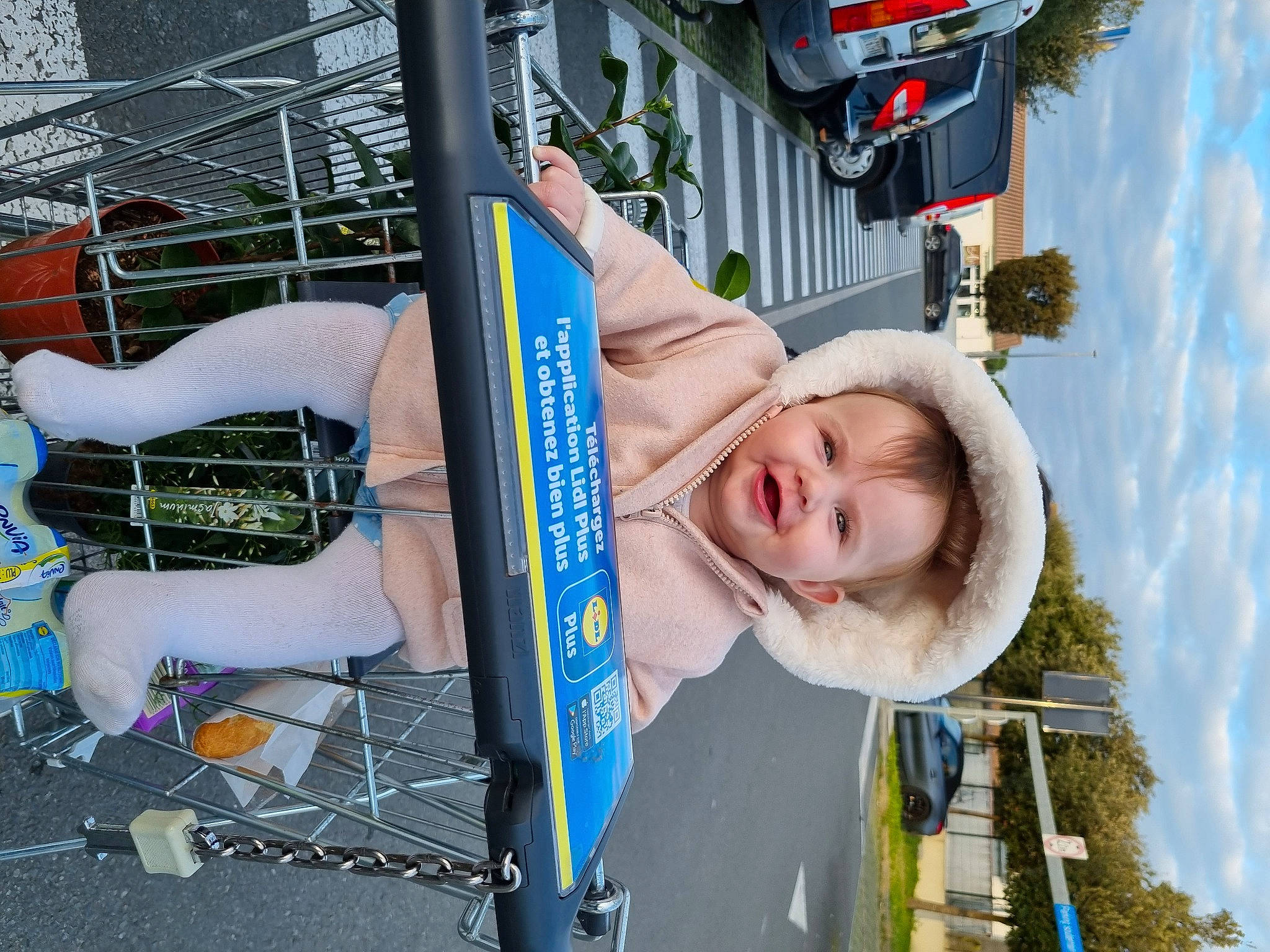 Louna participe au concours pour gagner de l'argent avec cette photo : car, city, cloud, electric_blue, fun, happy, leisure, person, plant, recreation, sky, smile, toddler, travel, tree, vacation, white
