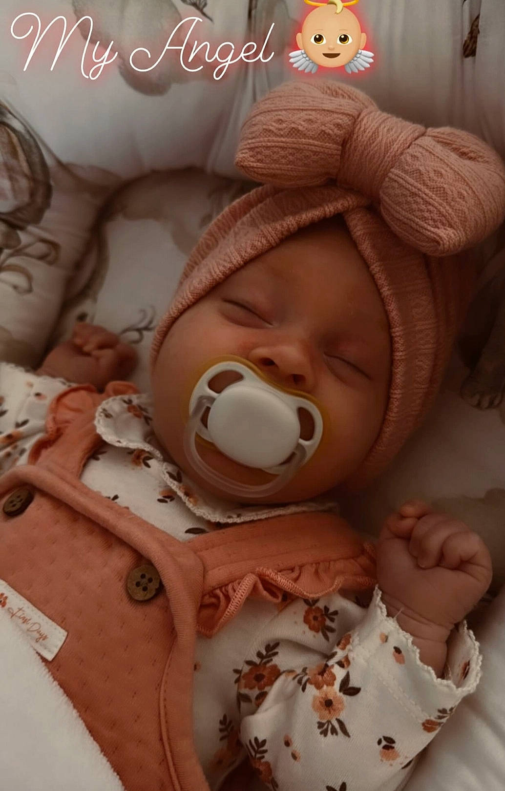 Carla a rejoint le concours — aidez-le/la à gagner de superbes lots ! baby, baby_sleeping, baby_toddler_clothing, cheek, child, chin, comfort, eyelash, facial_expression, font, happy, headgear, headwear, linens, mouth, nose, person, pink, skin, textile