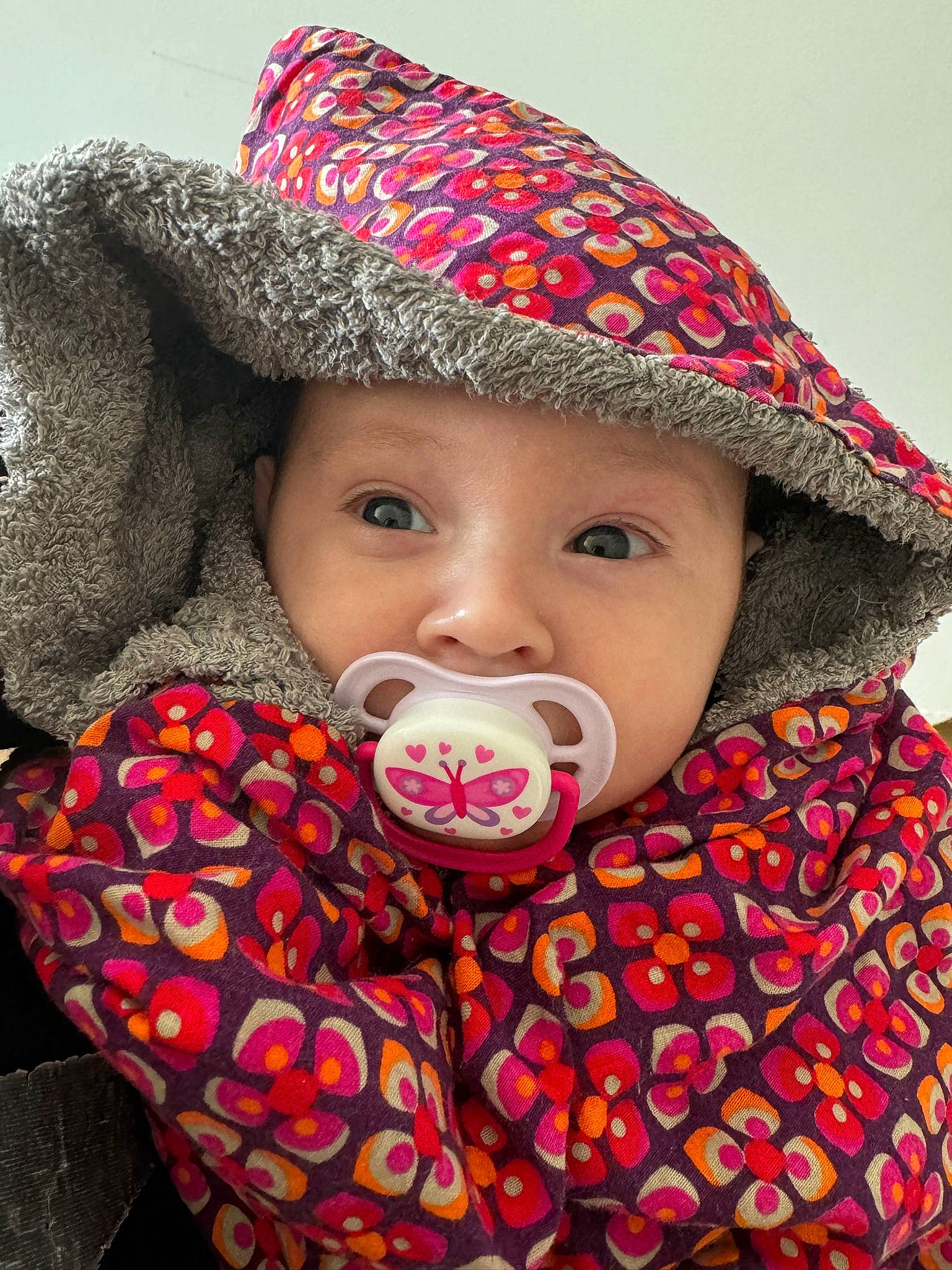 Carla participe au concours pour gagner de l'argent avec cette photo : baby, baby_toddler_clothing, cap, cheek, chin, clothing, eye, face, facial_expression, hat, head, headwear, lip, mouth, nose, organ, outerwear, person, pink, skin