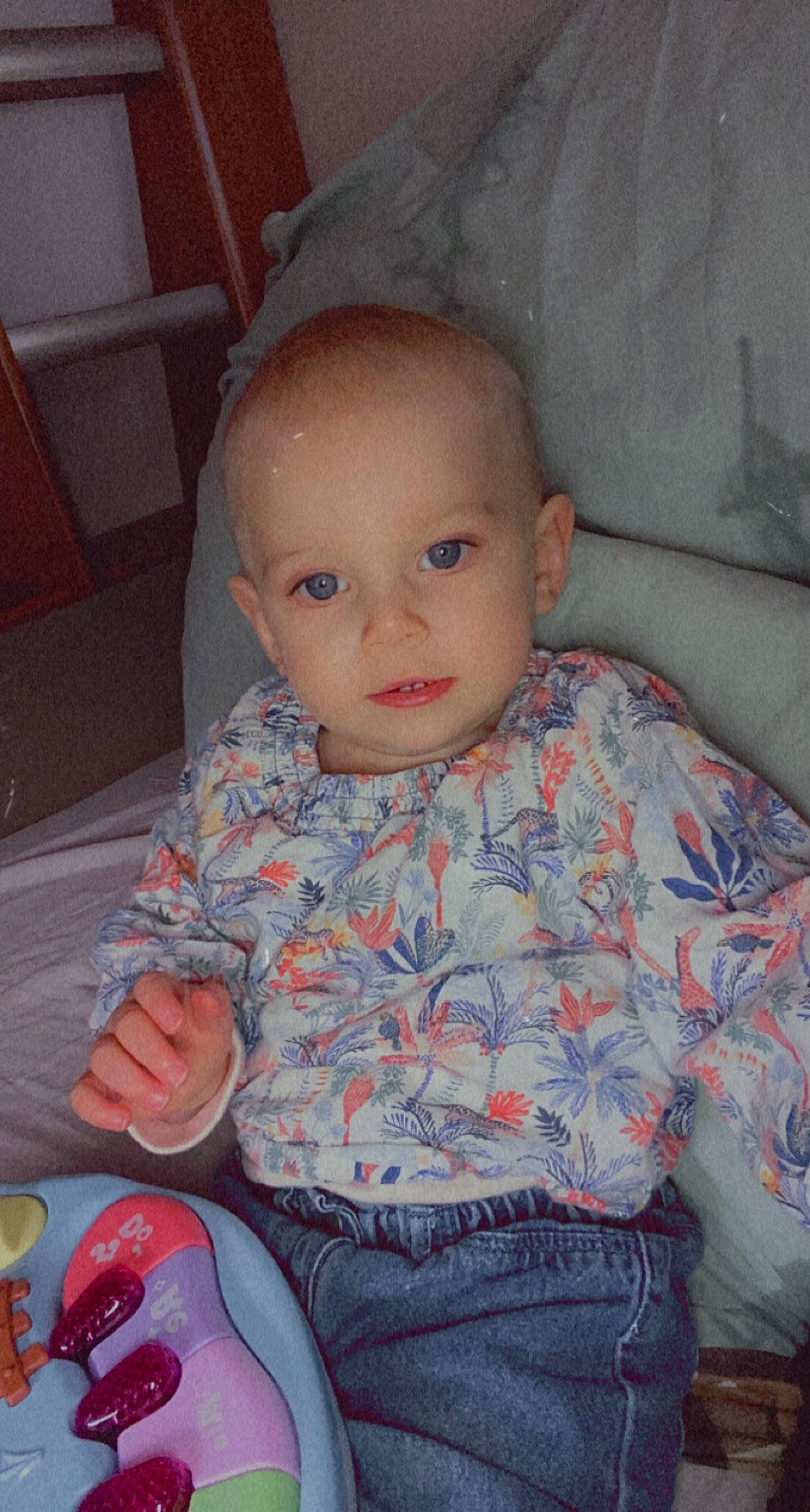 Nalya a rejoint le concours — aidez-le/la à gagner de superbes lots ! baby, baby_toddler_clothing, carmine, cheek, child, comfort, eye, eyelash, hairstyle, iris, lap, lip, mouth, nose, person, pink, red, room, sitting, skin