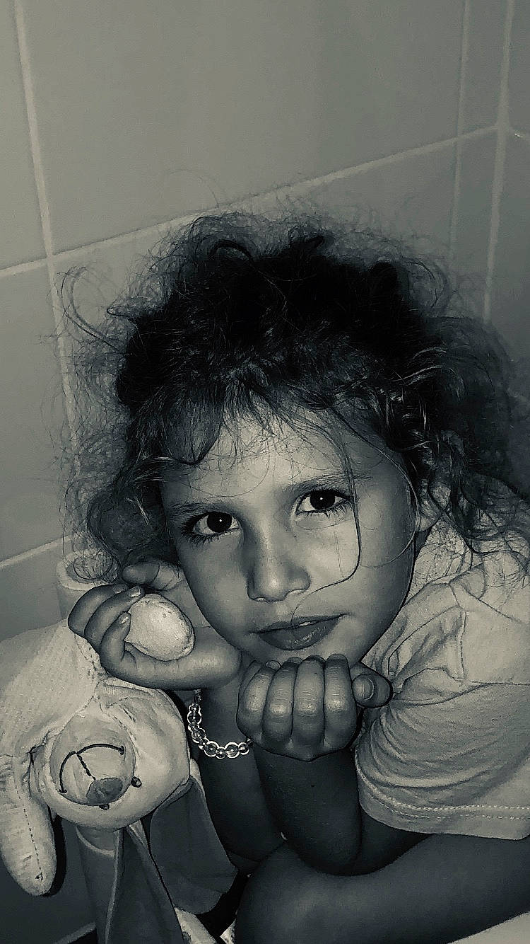 Lou a rejoint le concours — aidez-le/la à gagner de superbes lots ! black_and_white, child_model, coffee_cup, cup, fearful, gesture, monochrome, monochrome_photography, person, photography, portrait, portrait_photography, stock_photography, tile