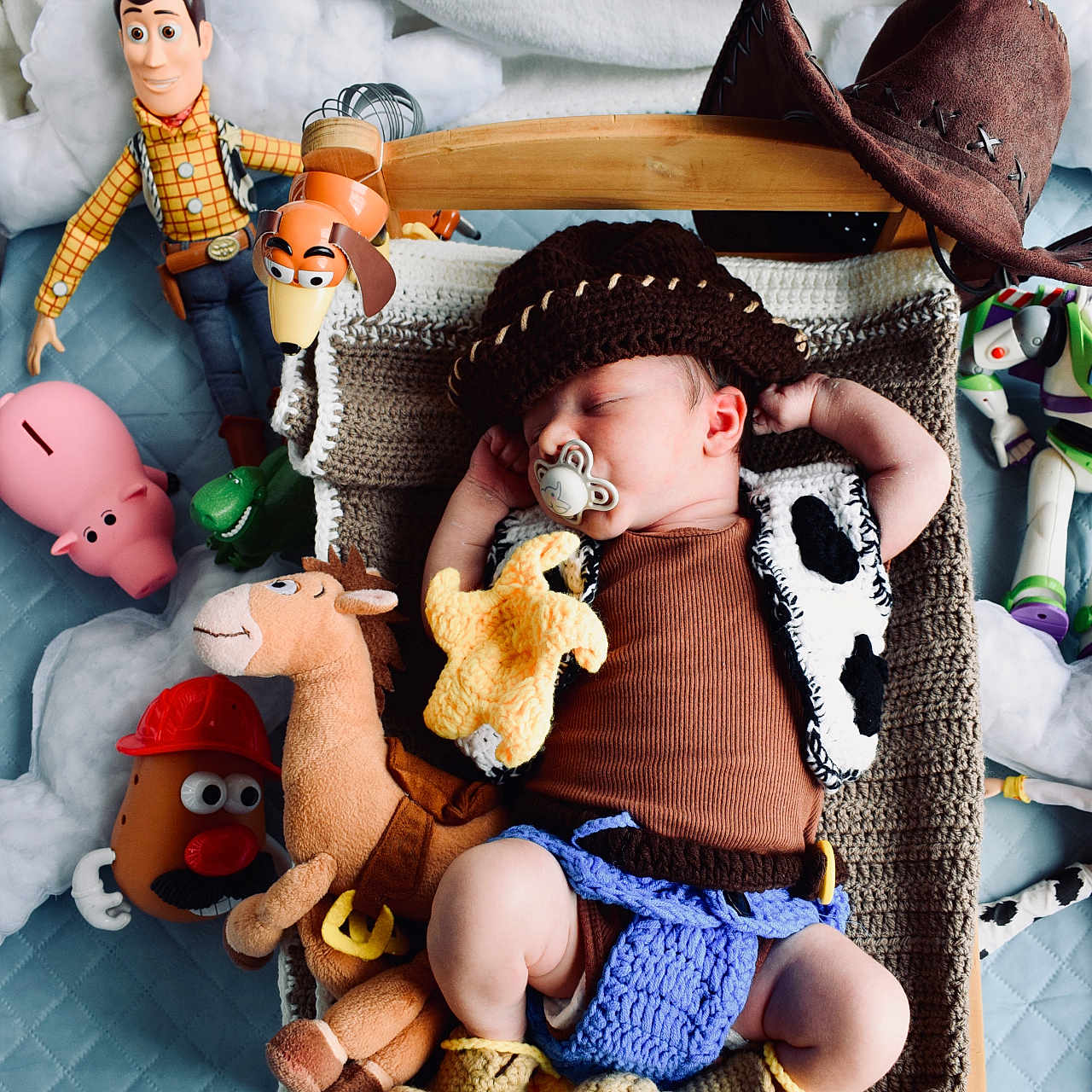 Remco a rejoint le concours — aidez-le/la à gagner de superbes lots ! baby, bedroom, blanket, buzz_lightyear, child, costume, cowboy_hat, crochet_clothing, cute, horse_plush, mr_potato_head, pacifier, plush_toy, resting, sleeping, soft_toys, stuffed_animal, toy_story, wooden_bed, woody