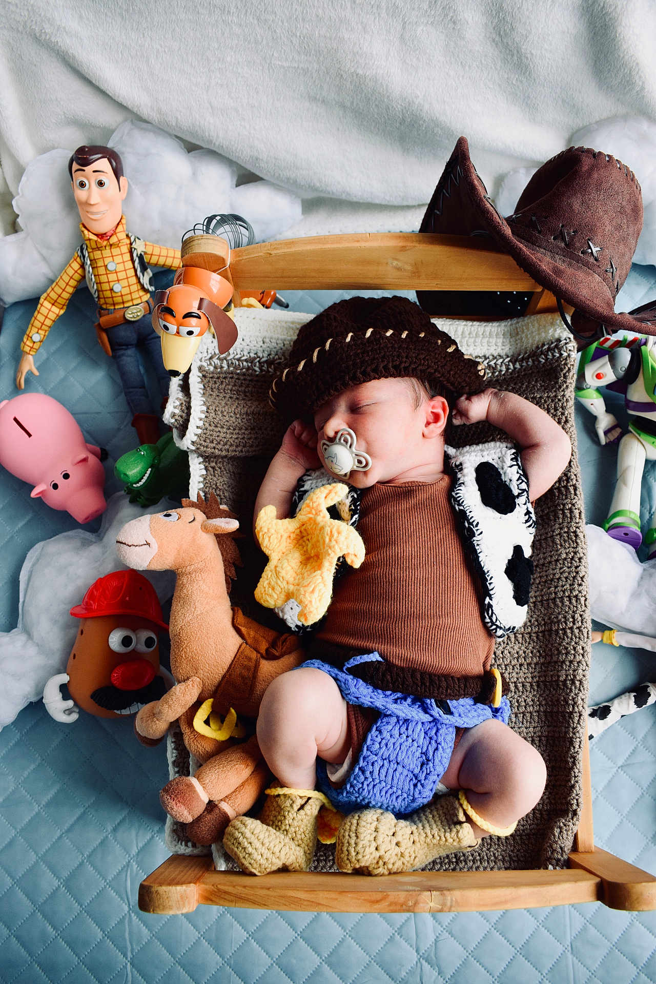 Remco a rejoint le concours — aidez-le/la à gagner de superbes lots ! baby, sleeping, cowboy_hat, toy_story, woody, buzz_lightyear, mr_potato_head, plush_toy, stuffed_animal, wooden_bed, blanket, pacifier, crochet_clothing, horse_plush, bedroom, child, cute, costume, soft_toys, resting