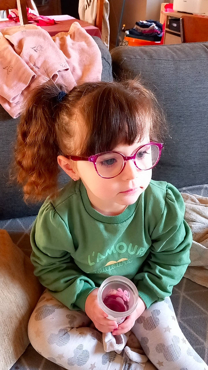 Lilia a rejoint le concours — aidez-le/la à gagner de superbes lots ! baby, baby_toddler_clothing, blond, cheek, child, comfort, drinkware, eyewear, fun, glasses, happy, mouth, person, personal_protective_equipment, room, sitting, sunglasses, tableware, toddler, vacation