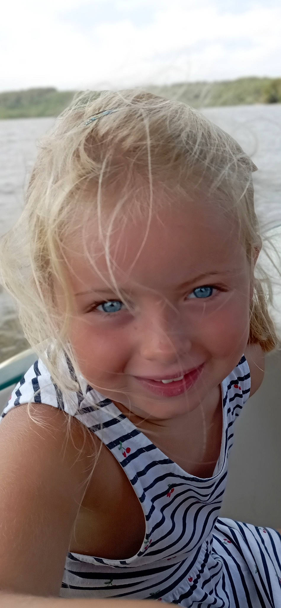 Anaëlle participe au concours pour gagner de l'argent avec cette photo : arm, cheek, chin, eye, eyebrow, eyelash, face, facial_expression, hair, hairstyle, human_body, jaw, joy, lip, mouth, neck, nose, organ, person, shoulder