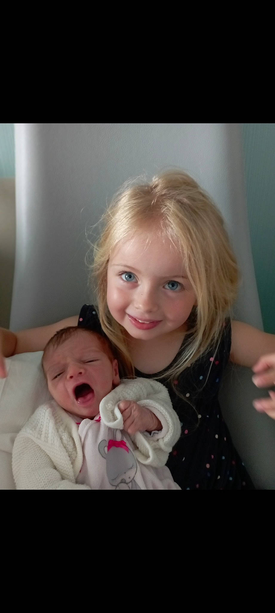 Anaëlle participe au concours pour gagner de l'argent avec cette photo : arm, baby, baby_toddler_clothing, cheek, comfort, ear, eye, eyebrow, finger, flash_photography, gesture, happy, head, iris, joy, lip, mouth, nose, person, skin