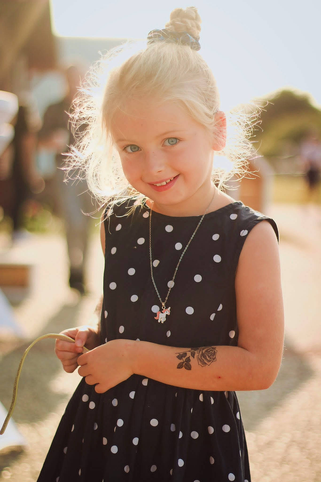 Anaëlle a rejoint le concours — aidez-le/la à gagner de superbes lots ! baby_toddler_clothing, blond, clothing, day_dress, dress, facial_expression, fashion, flash_photography, grass, hair, happy, joy, outerwear, pattern, person, shoulder, skin, sleeve, smile, standing