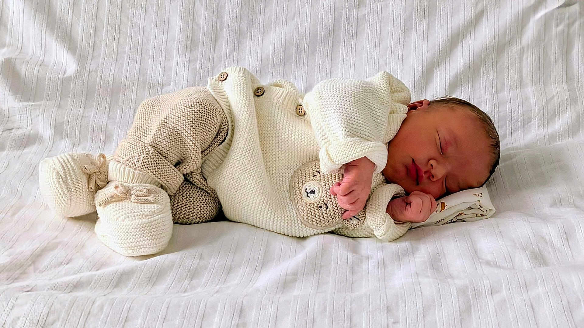 Morgan participe au concours pour gagner de l'argent avec cette photo : newborn, baby, sleeping, knitted_clothing, white_blanket, infant, cozy, cute, peaceful, portrait, soft_texture, small_hands, tiny_feet, warm, resting, child, indoors, closeup, comfort, adorable