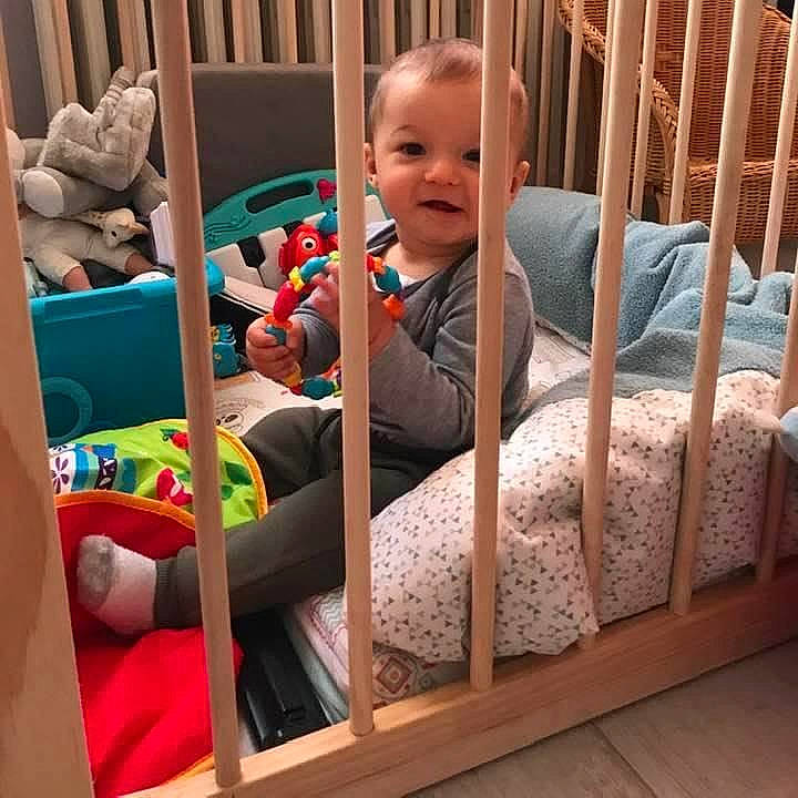 Gino participe au concours pour gagner de l'argent avec cette photo : baby, baby_products, baby_safety, baby_toys, bed, child, furniture, infant_bed, person, play, product, room, toddler, toy
