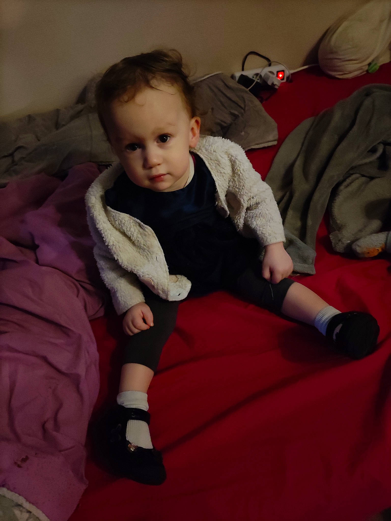 Elsa a rejoint le concours — aidez-le/la à gagner de superbes lots ! baby, baby_toddler_clothing, carmine, cheek, child, comfort, flooring, fun, human_leg, knee, lap, linens, magenta, person, pink, room, sitting, sleeve, sock, thigh