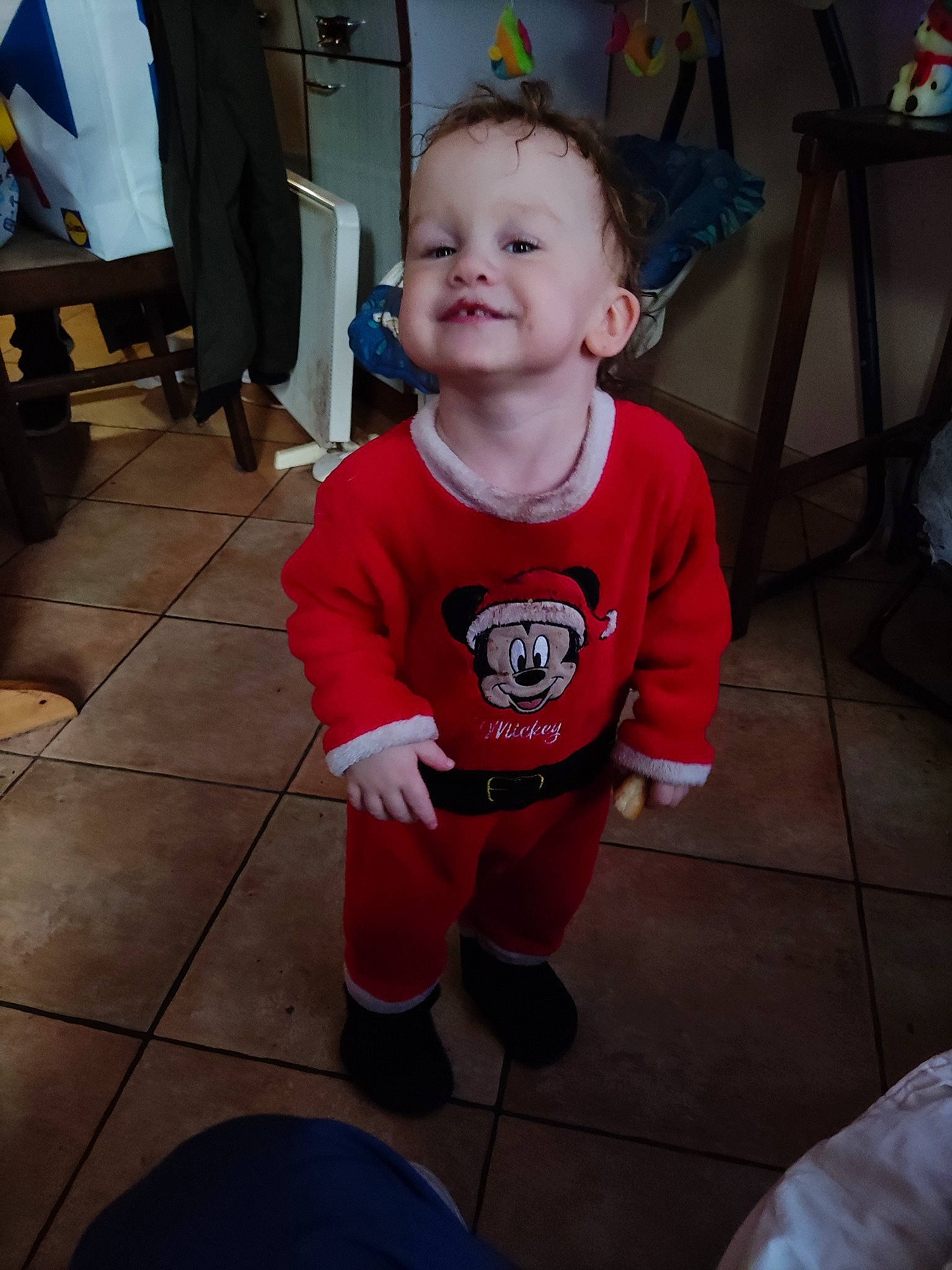 Elsa participe au concours pour gagner de l'argent avec cette photo : baby, baby_toddler_clothing, chair, child, cool, event, floor, flooring, fun, happy, head, holiday, joy, person, skin, sleeve, smile, standing, t_shirt, toddler