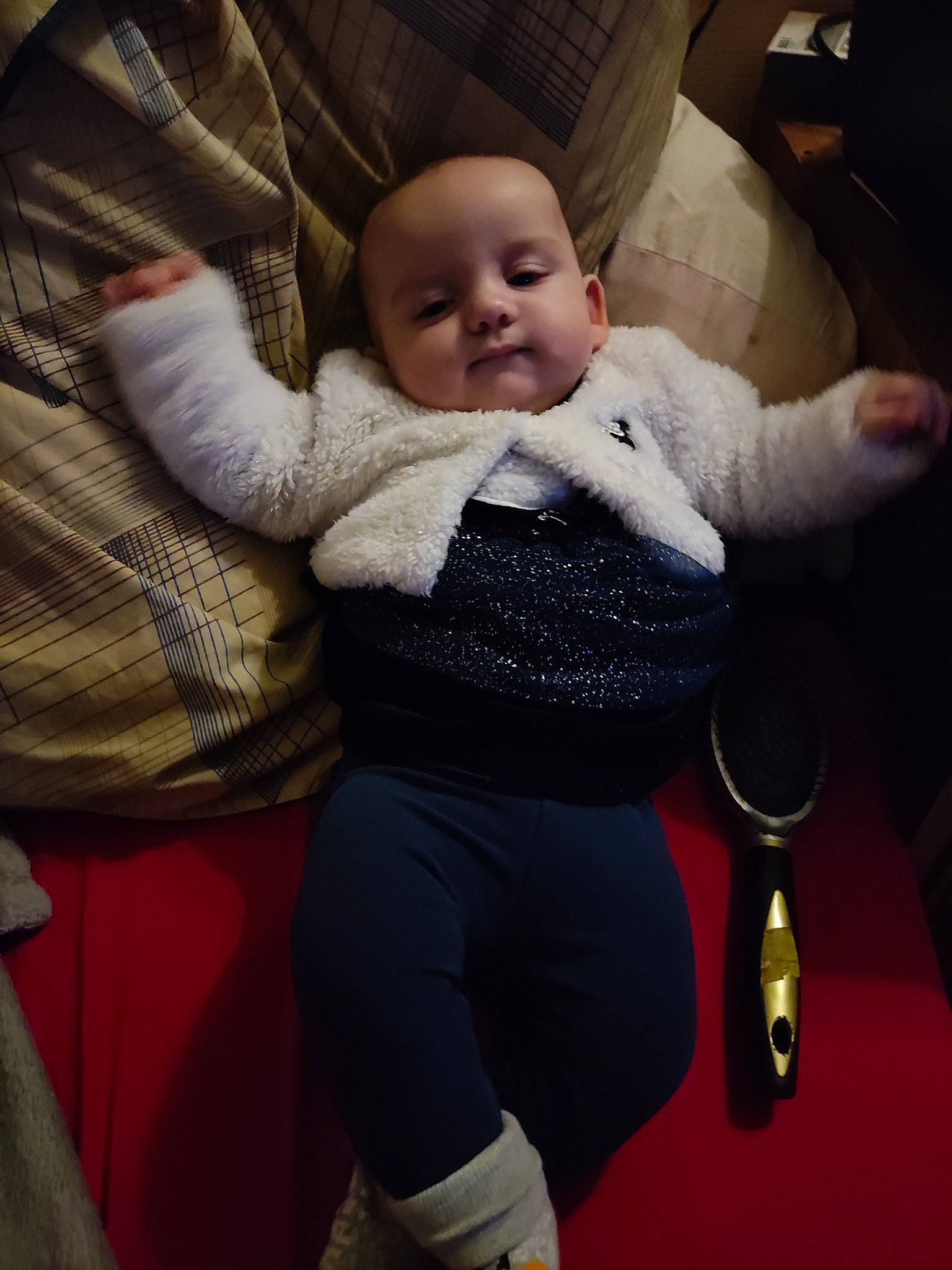 Ivanna a rejoint le concours — aidez-le/la à gagner de superbes lots ! baby, baby_products, baby_toddler_clothing, cheek, child, comfort, flooring, fun, happy, human_leg, knee, lap, pattern, person, product, sitting, sleeve, smile, thigh, toddler