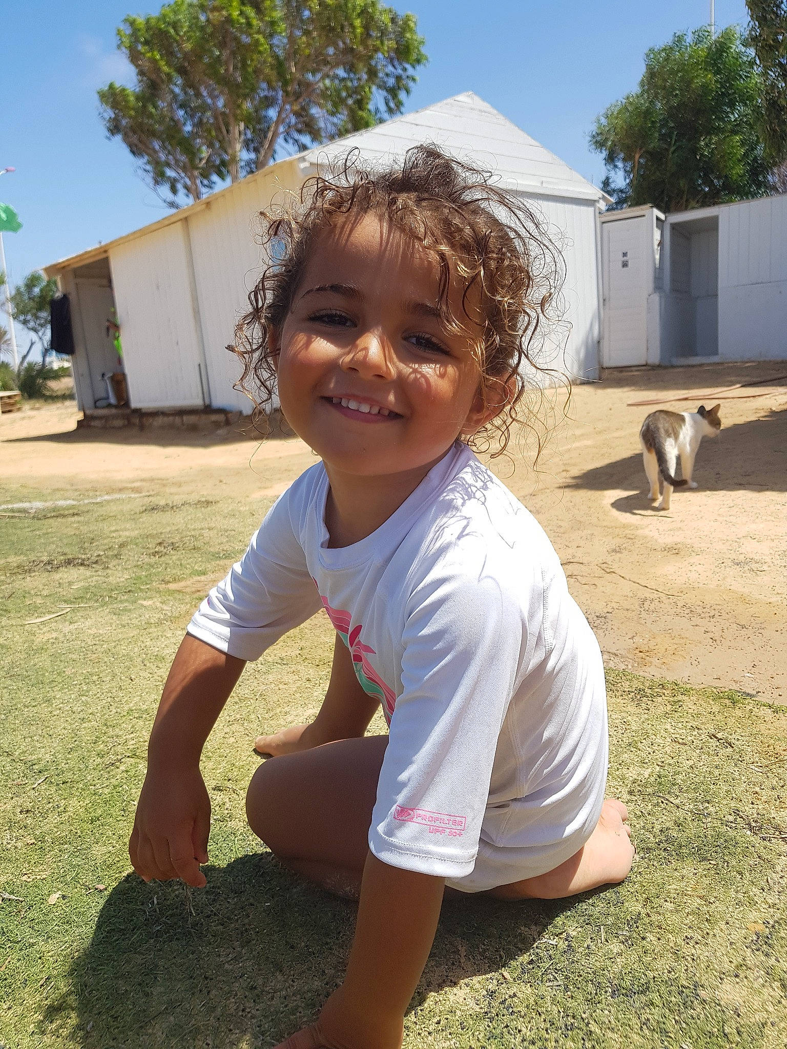 Nae a rejoint le concours — aidez-le/la à gagner de superbes lots ! adaptation, child, fawn, fun, grass, joy, person, play, sitting, smile, summer, toddler, vacation