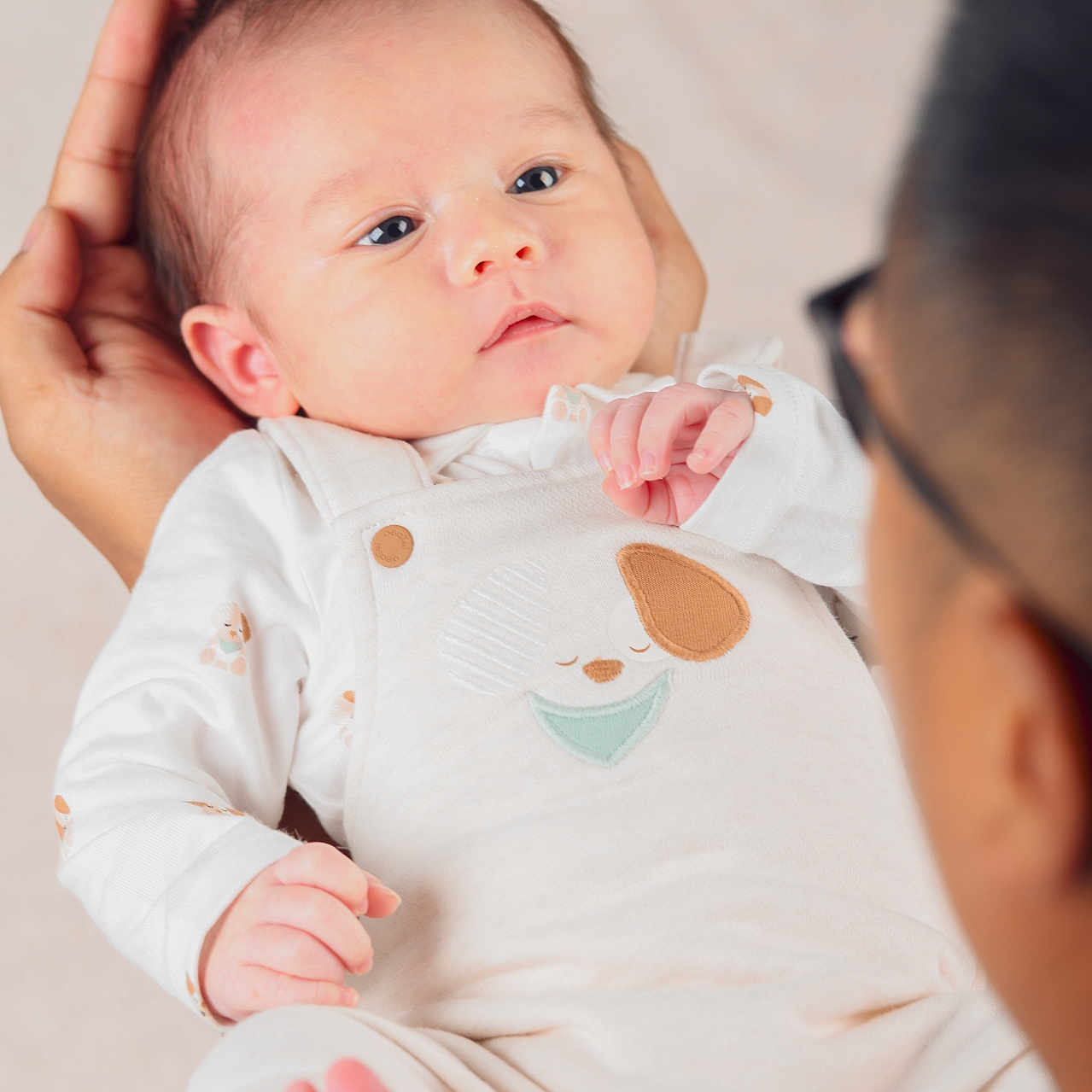 Khenny participe au concours pour gagner de l'argent avec cette photo : adult_hand, baby, child, closeup, clothing, comfort, cradling, cute, face, foot, gaze, indoor, infant, love, newborn, parent, person, portrait, soft_tones, warmth