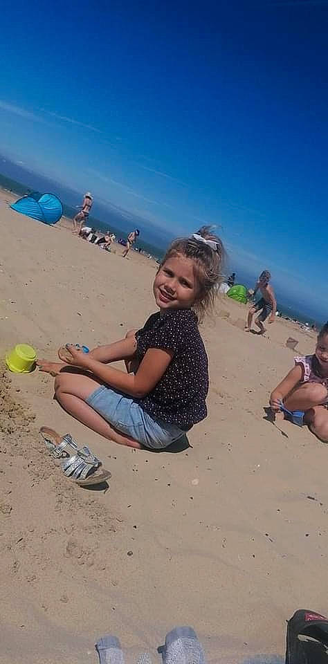 Emma a rejoint le concours — aidez-le/la à gagner de superbes lots ! azure, beach, body_of_water, cloud, fun, happy, joy, landscape, leg, leisure, natural_environment, people_in_nature, people_on_beach, person, recreation, sand, shorts, singing_sand, sky, smile