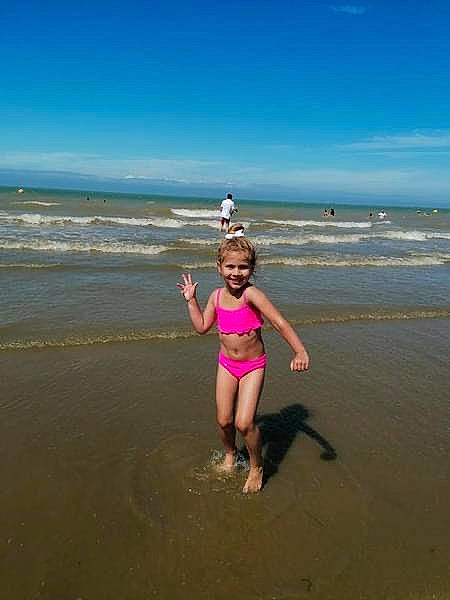 Emma participe au concours pour gagner de l'argent avec cette photo : beach, cloud, coastal_and_oceanic_landforms, ecoregion, fun, happy, hat, horizon, joy, landscape, leisure, natural_environment, people_in_nature, people_on_beach, person, recreation, sky, smile, sunlight, toddler