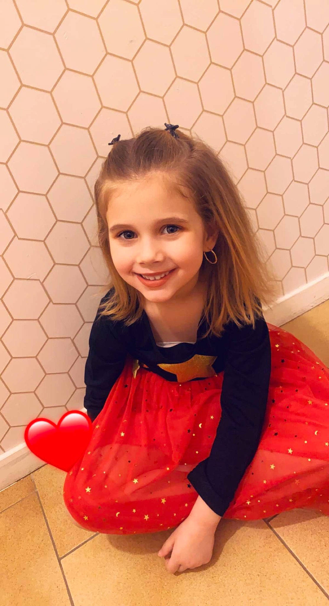 Emma a rejoint le concours — aidez-le/la à gagner de superbes lots ! arm, baby_toddler_clothing, beauty, comfort, dress, flash_photography, flooring, hair, hairstyle, happy, iris, joy, lip, orange, organ, person, pink, skin, sleeve, smile