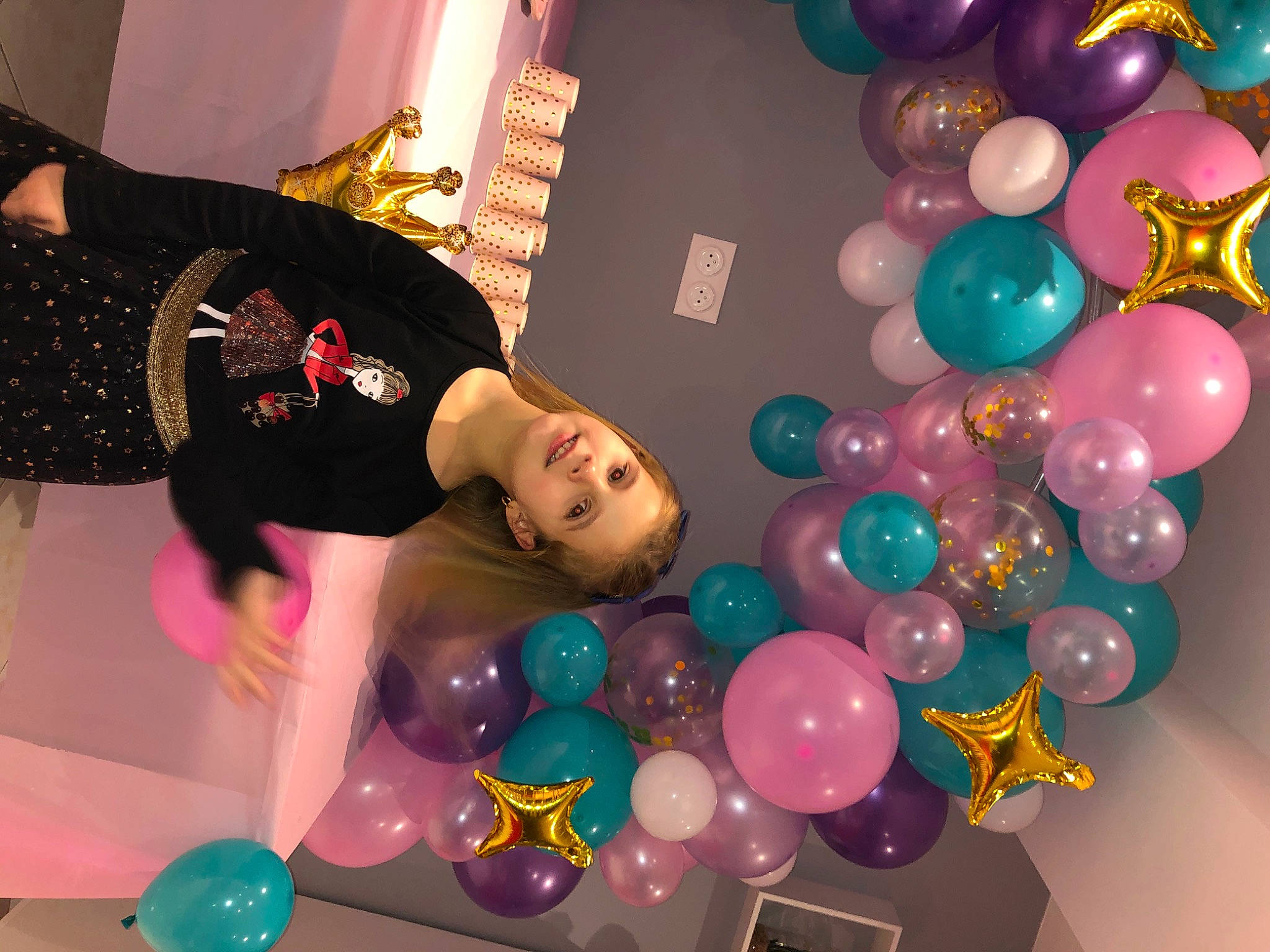 Emma a rejoint le concours — aidez-le/la à gagner de superbes lots ! animation, balloon, child, circle, design, entertainment, event, flooring, fun, happy, joy, leisure, magenta, party, party_supply, pattern, person, pink, play, room