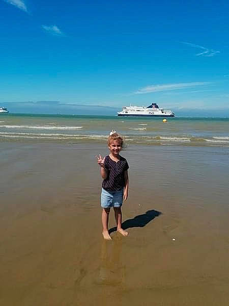 Emma participe au concours pour gagner de l'argent avec cette photo : azure, beach, boat, calm, cloud, coastal_and_oceanic_landforms, fun, horizon, joy, landscape, leisure, natural_environment, person, shore, sky, smile, summer, travel, water, water_resources