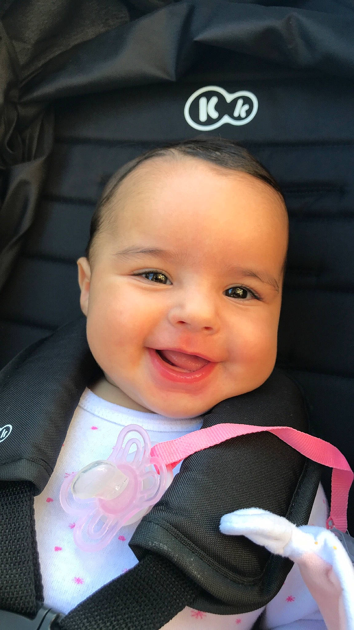 Melya a rejoint le concours — aidez-le/la à gagner de superbes lots ! baby, baby_carriage, baby_products, baby_toddler_clothing, car_seat, cheek, child, chin, finger, flash_photography, gesture, happy, iris, joy, lip, nose, person, pink, product, skin