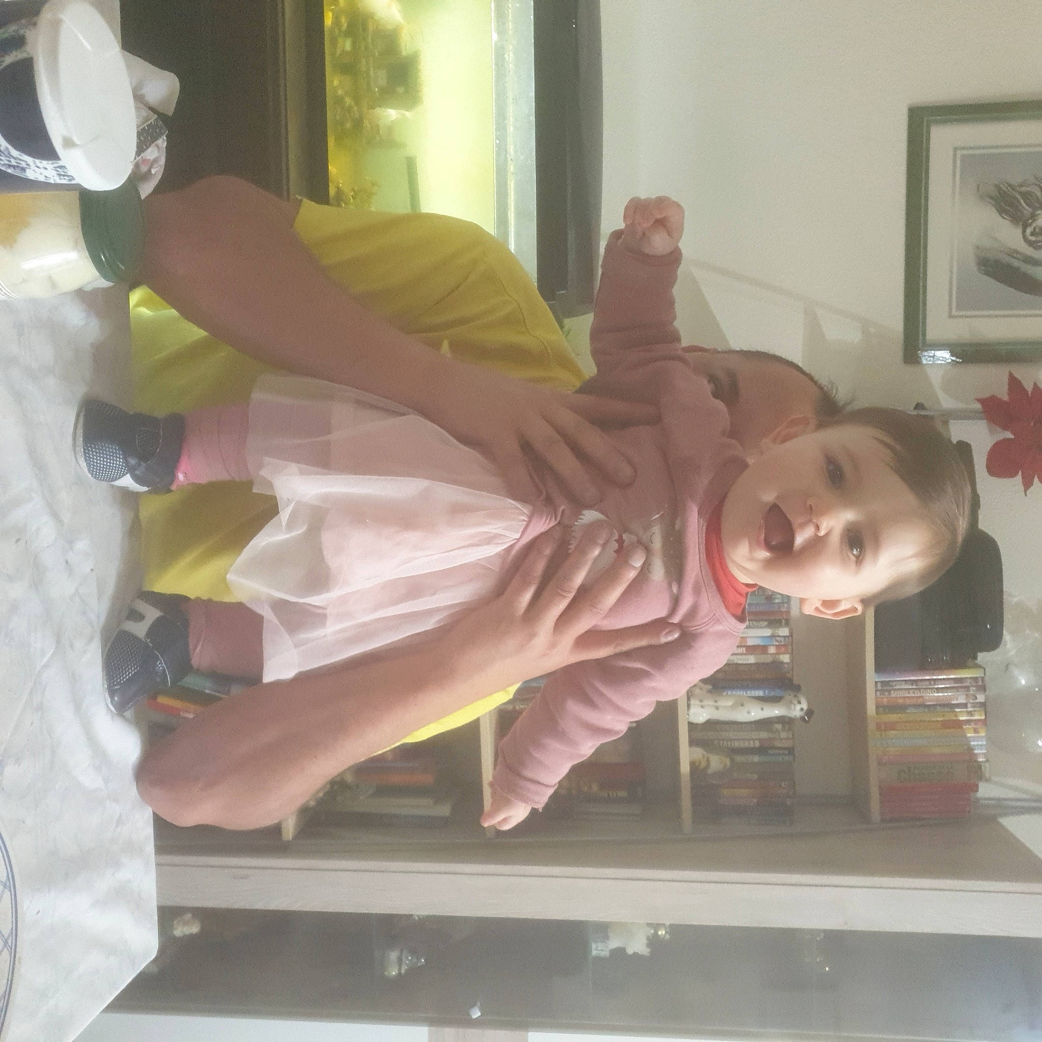 Célestine a rejoint le concours — aidez-le/la à gagner de superbes lots ! baby, baby_toddler_clothing, child, comfort, costume, fun, human_leg, knee, person, picture_frame, plant, room, rose, sleeve, smile, thigh, toddler, window