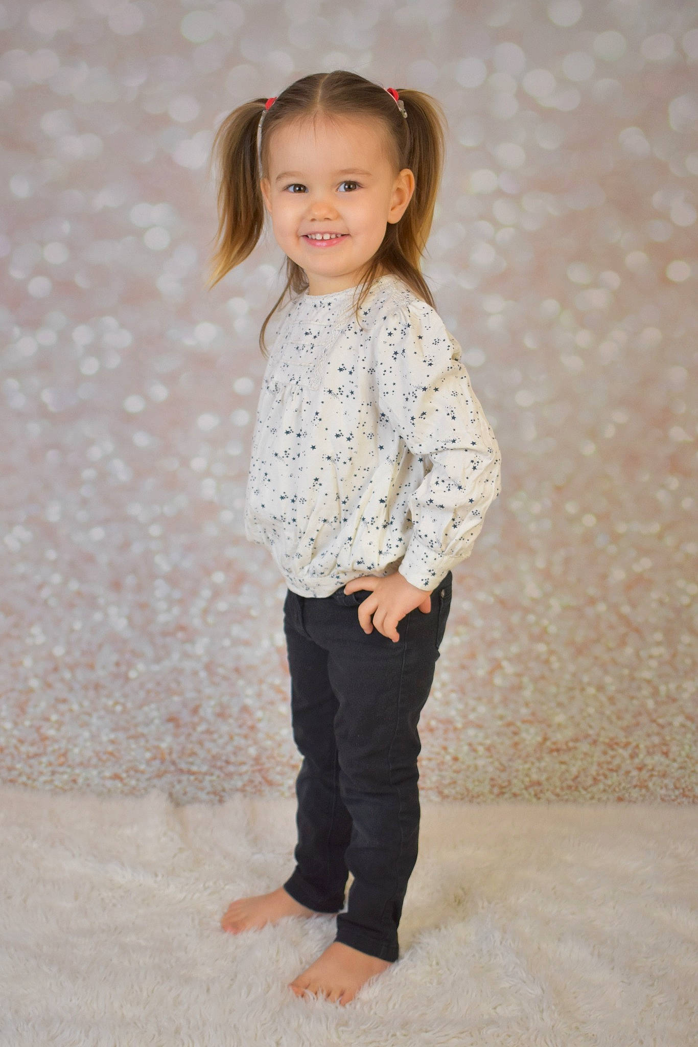 Maelyne a rejoint le concours — aidez-le/la à gagner de superbes lots ! arm, collar, dress, dress_shirt, face, flash_photography, hair, hairstyle, hand, head, human_body, jeans, joy, leg, neck, person, plant, skin, sleeve, smile