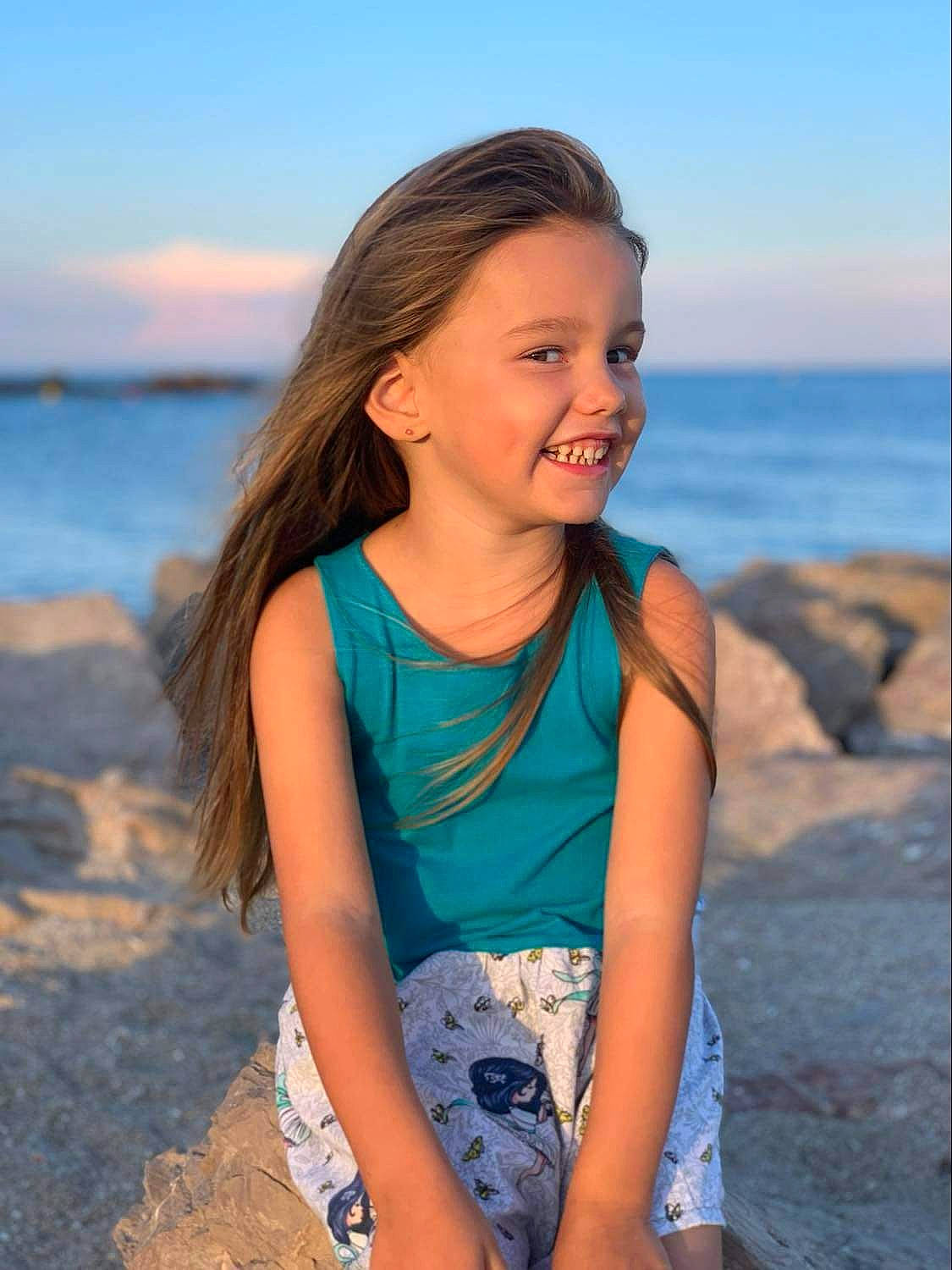 Maelyne participe au concours pour gagner de l'argent avec cette photo : arm, blond, cloud, electric_blue, eye, flash_photography, fun, grass, hair, happy, joy, leisure, people_in_nature, person, shorts, sky, smile, summer, toddler, travel