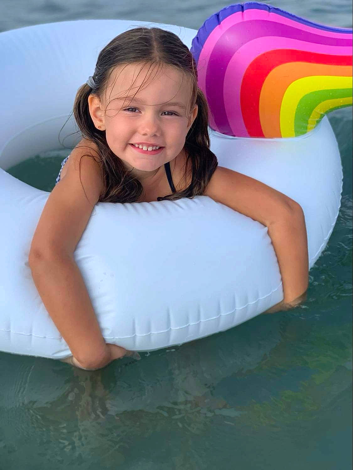 Maelyne a rejoint le concours — aidez-le/la à gagner de superbes lots ! balloon, beauty, child, comfort, flash_photography, foot, fun, games, hair, happy, human_leg, inflatable, joy, leisure, magenta, person, recreation, sitting, smile, thigh