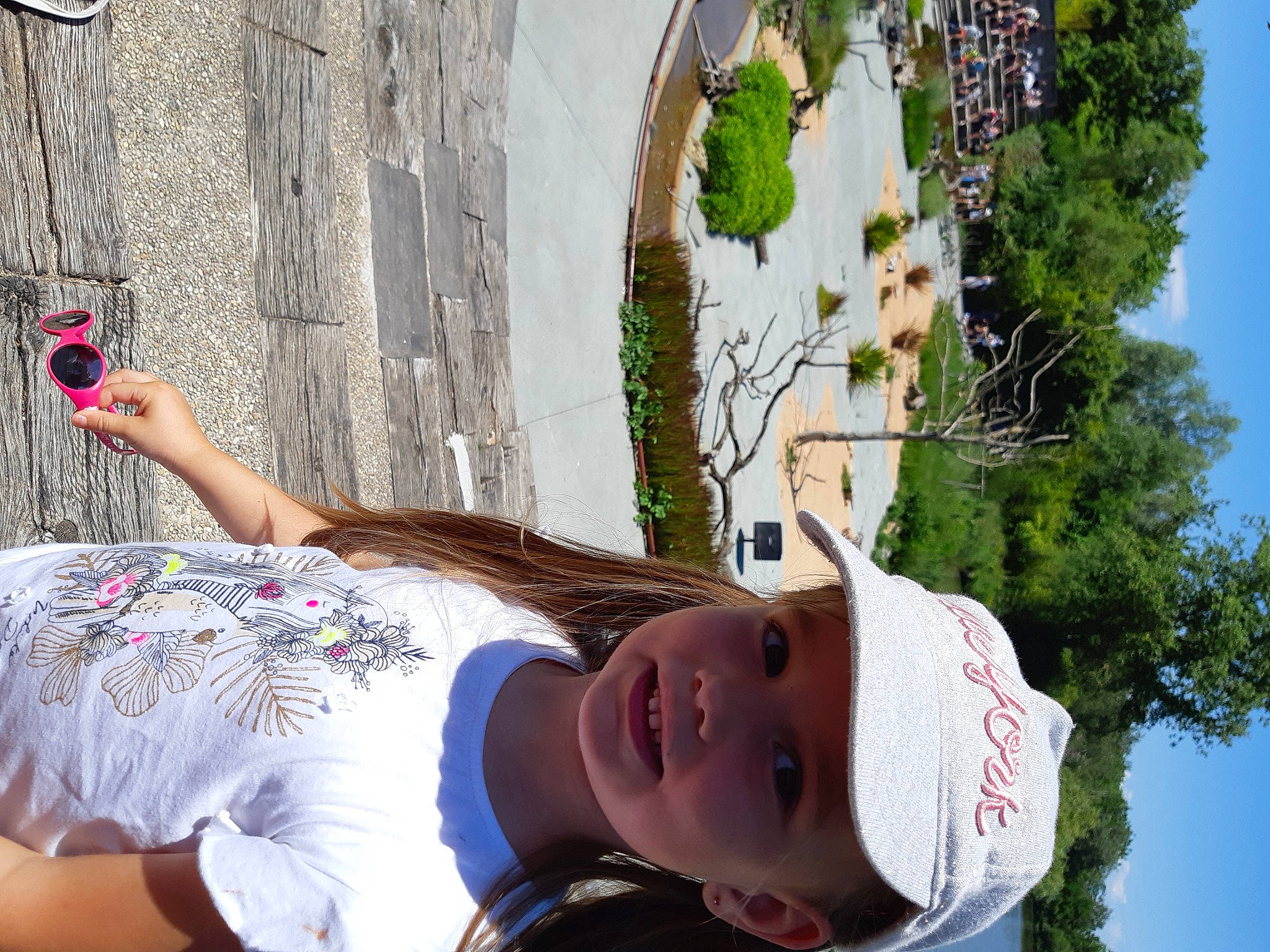 Maelyne a rejoint le concours — aidez-le/la à gagner de superbes lots ! adaptation, elbow, eyewear, fun, grass, happy, hat, headwear, leaf, leisure, people_in_nature, person, plant, shoulder, sky, spring, t_shirt, tree, trunk, waist