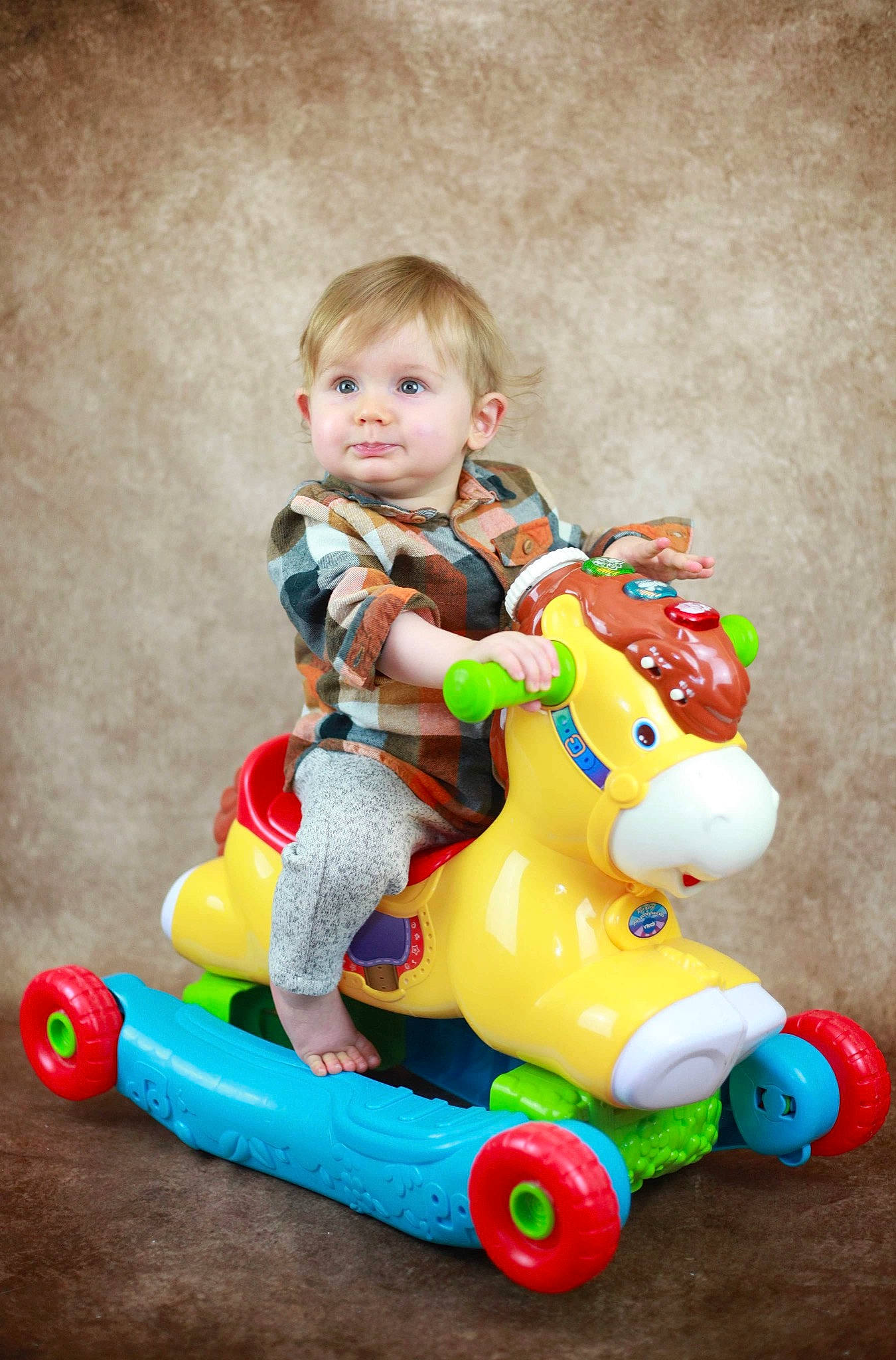 Sacha a rejoint le concours — aidez-le/la à gagner de superbes lots ! baby, baby_playing_with_toys, baby_products, baby_toddler_clothing, baby_toys, child, event, facial_expression, fun, happy, leisure, person, play, recreation, riding_toy, sitting, smile, toddler, toy, toy_vehicle