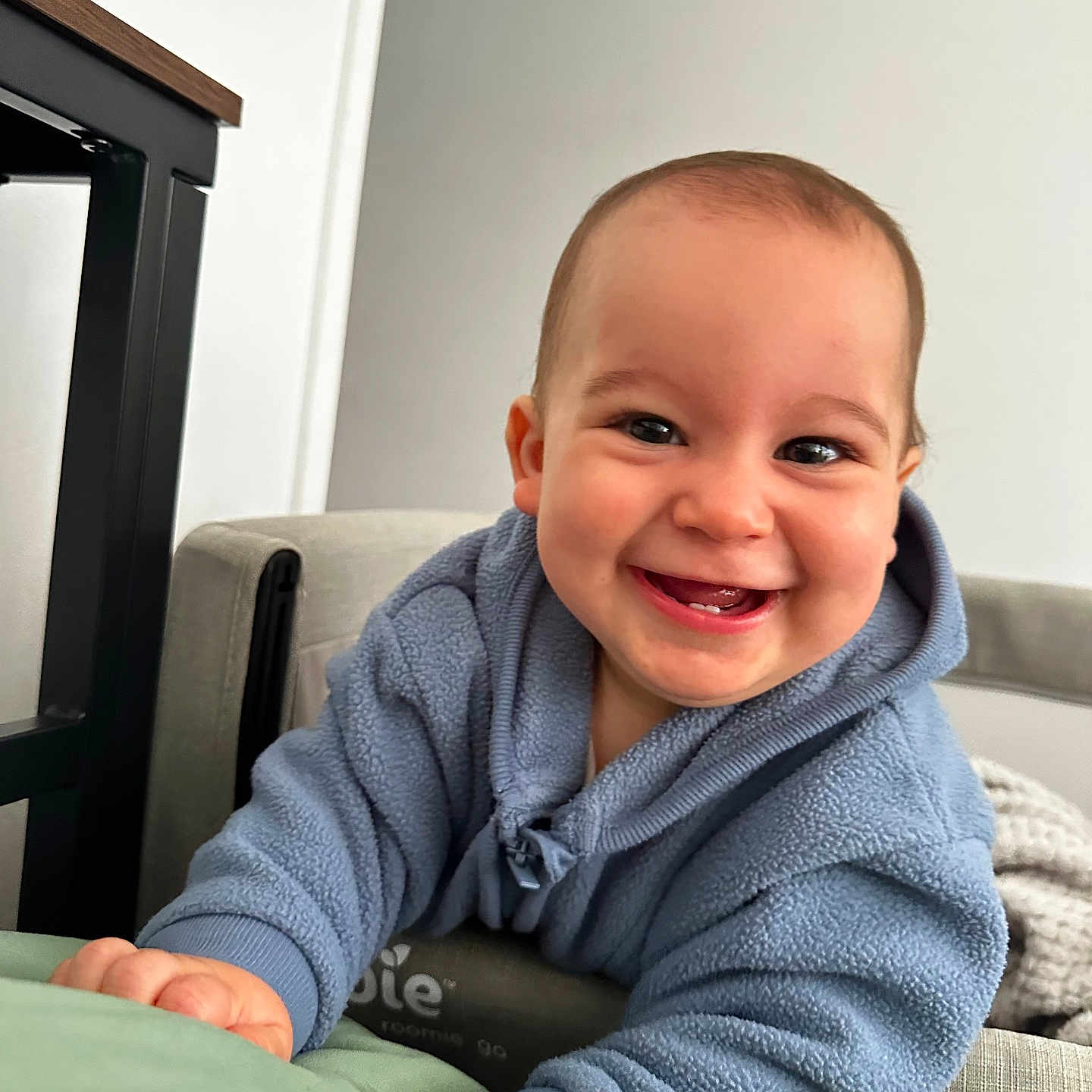Mao participe au concours pour gagner de l'argent avec cette photo : baby, smiling, blue_fleece, indoor, face, happy, child, infant, hands, cozy, furniture, blanket, expression, cute, person, portrait, young, tooth, warm, cheerful