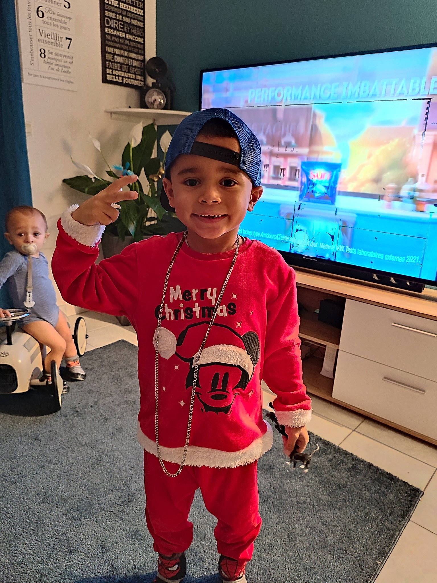 Leandro a rejoint le concours — aidez-le/la à gagner de superbes lots ! baseball_cap, cap, child, desktop_computer, display_device, event, flat_panel_display, gadget, happy, headwear, home_appliance, joy, lcd_tv, led_backlit_lcd_display, output_device, person, recreation, sleeve, sportswear, t_shirt