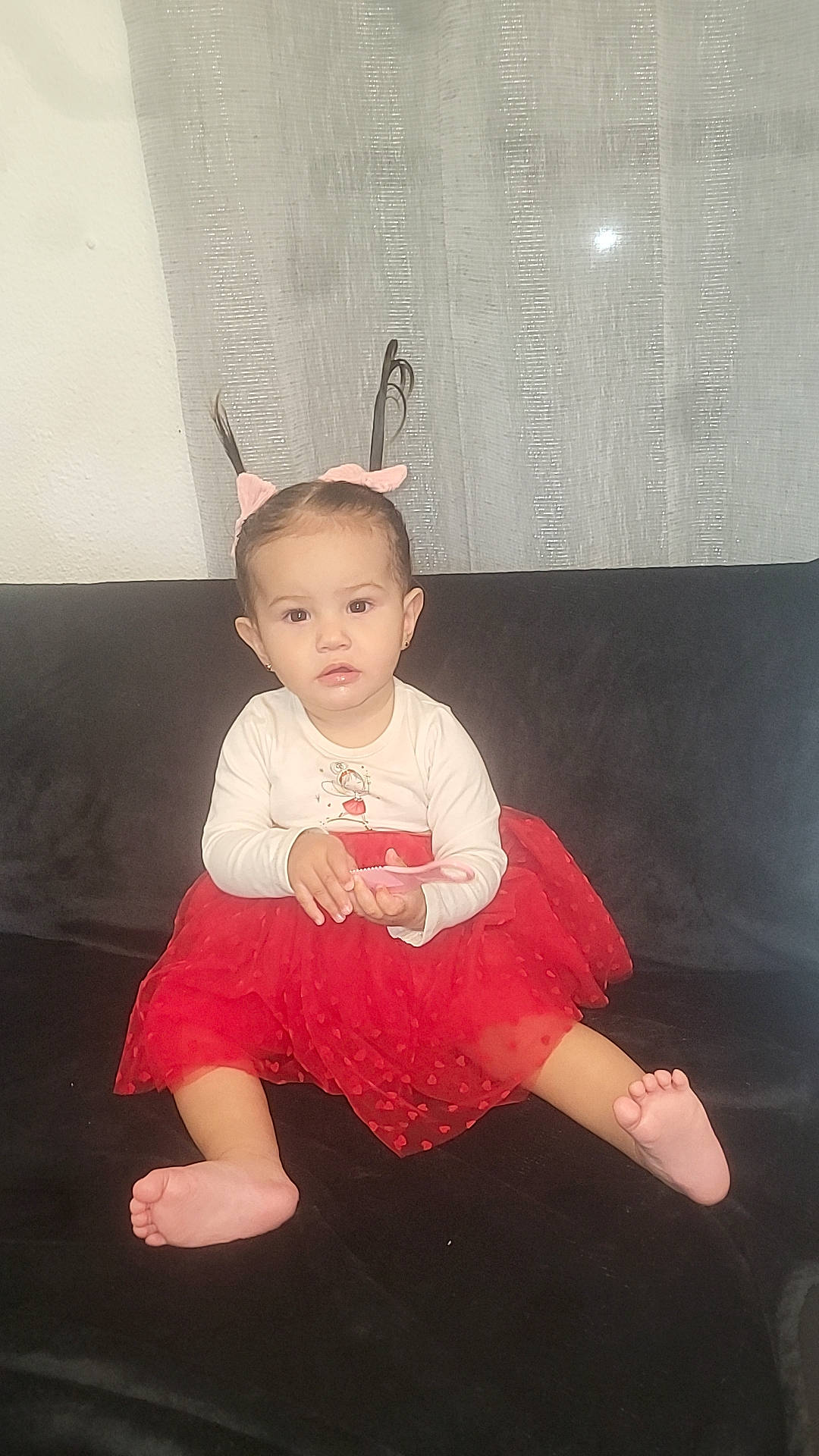 Sublime a rejoint le concours — aidez-le/la à gagner de superbes lots ! baby, baby_toddler_clothing, child, couch, day_dress, embellishment, flash_photography, flooring, fun, happy, human_leg, magenta, pattern, peach, person, pink, room, sitting, sleeve, t_shirt