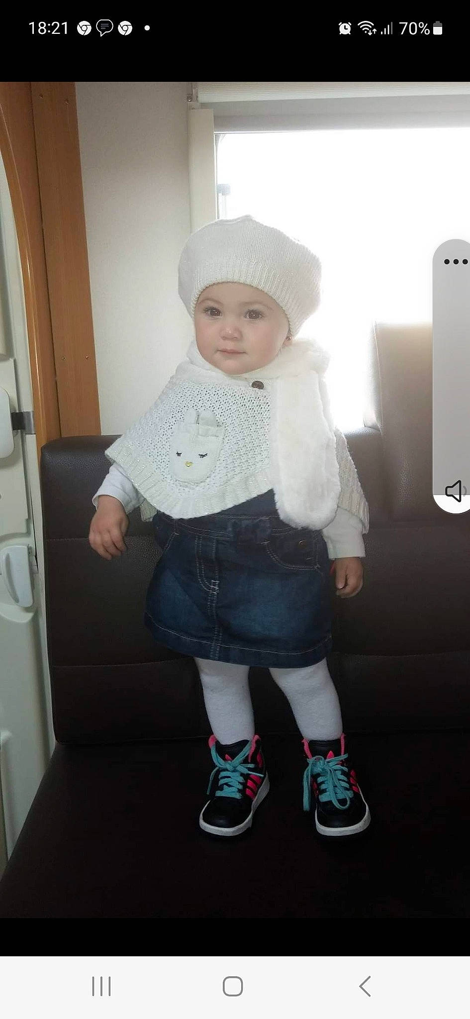 Sublime a rejoint le concours — aidez-le/la à gagner de superbes lots ! baby, baby_products, baby_toddler_clothing, beanie, cap, child, door, fashion_accessory, headwear, human_leg, knee, knit_cap, pattern, person, sitting, sleeve, sock, t_shirt, thigh, toddler