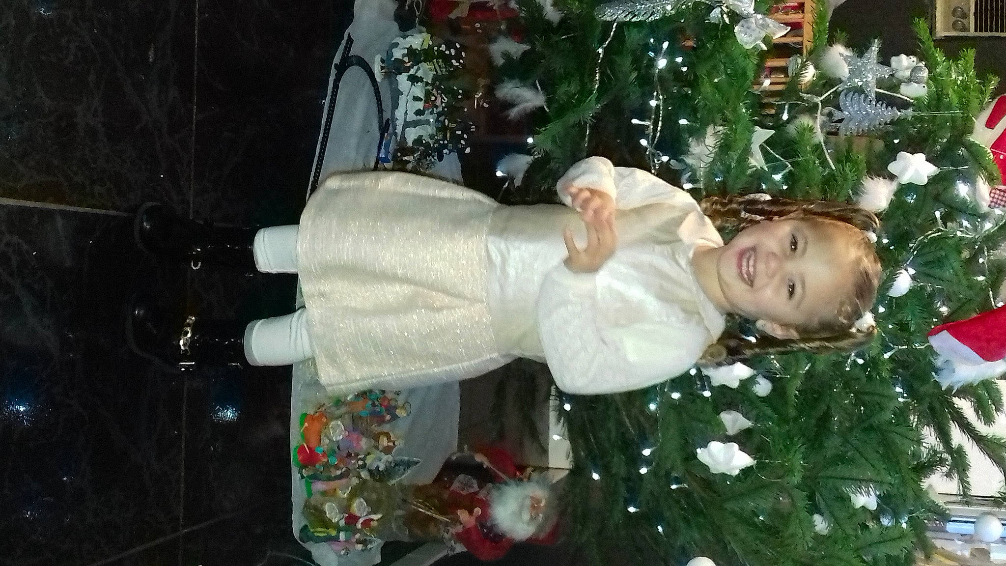 Stanly participe au concours pour gagner de l'argent avec cette photo : christmas, christmas_decoration, christmas_eve, christmas_ornament, christmas_tree, conifer, event, evergreen, fir, fun, happy, holiday, interior_design, joy, ornament, pattern, person, plant, smile, toddler