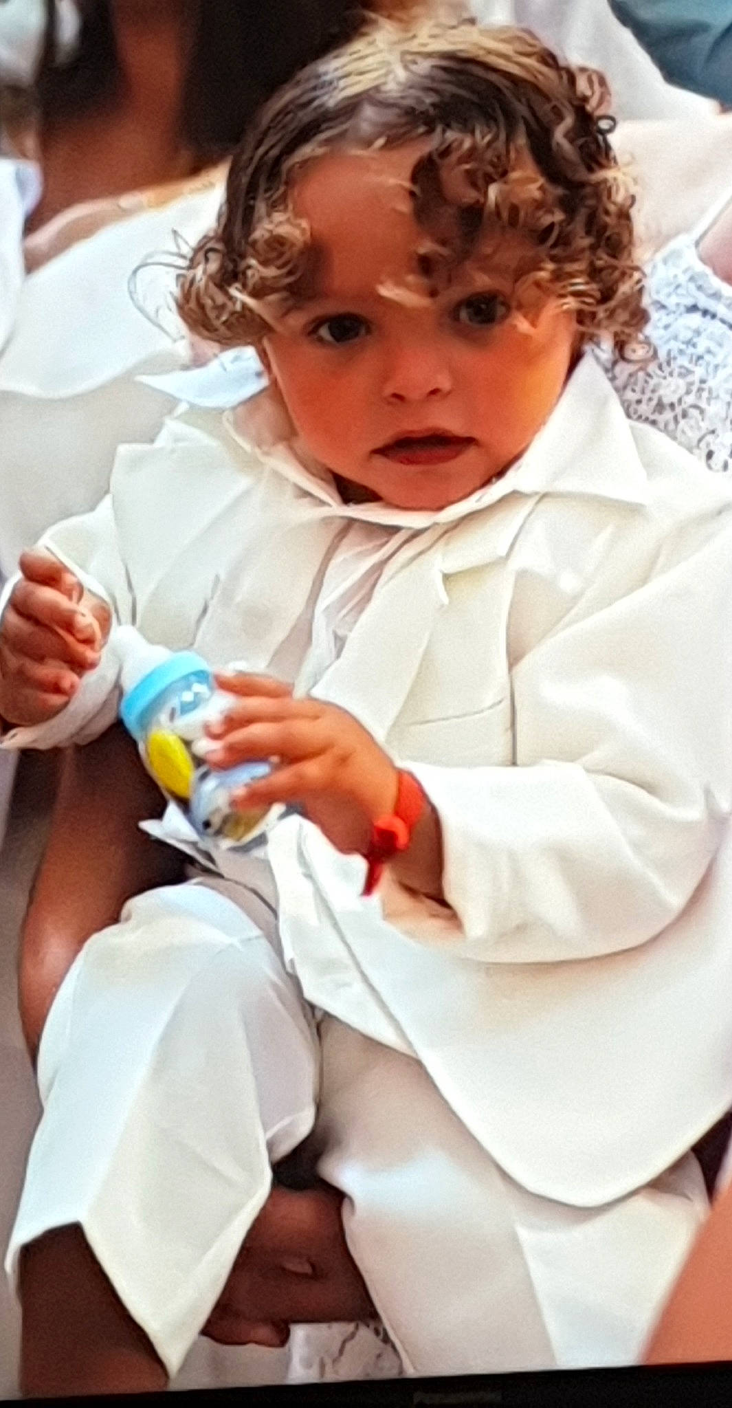 Deven a rejoint le concours — aidez-le/la à gagner de superbes lots ! baby, baby_bottle, baby_products, baby_toddler_clothing, cheek, child, dress, drinking, drinkware, eyelash, finger, gesture, hand, happy, nail, person, plastic_bottle, skin, thumb, toddler