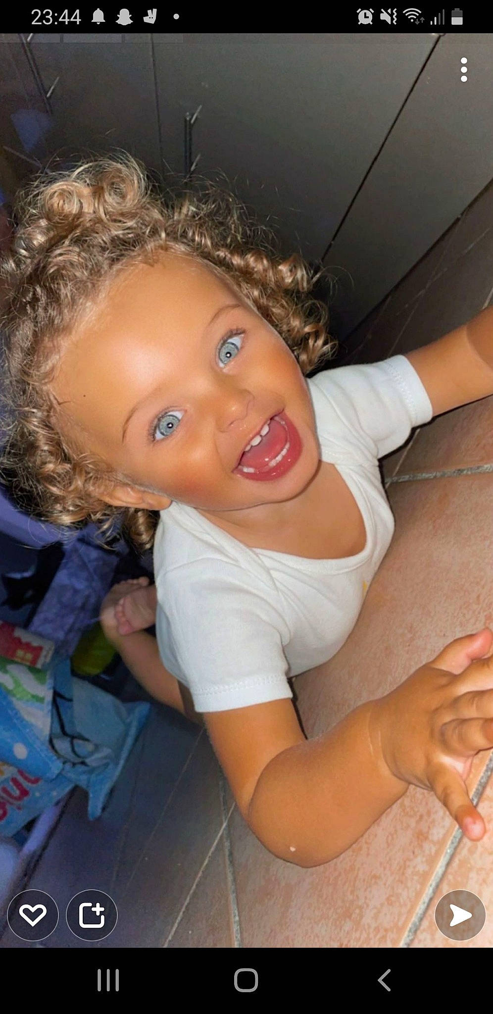 Deven participe au concours pour gagner de l'argent avec cette photo : cheek, chest, chin, eyebrow, eyelash, facial_expression, finger, flash_photography, gesture, happy, human_body, iris, joint, lip, mouth, nose, person, shoulder, skin, smile