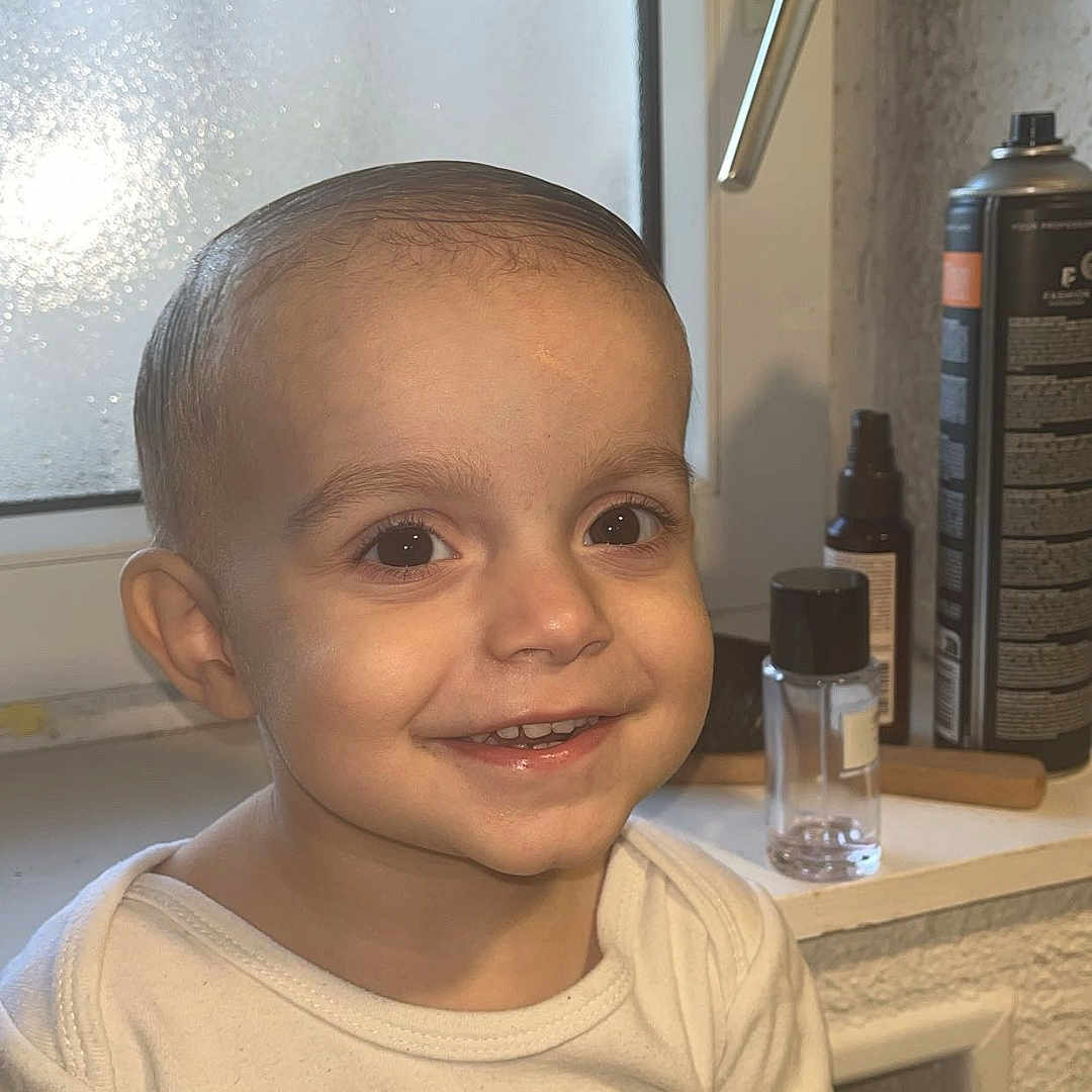 Tiago a rejoint le concours — aidez-le/la à gagner de superbes lots ! baby, bottle, clothing, cosmetics, cutlery, face, furniture, happy, head, indoors, jar, perfume, person, photography, plant, portrait, pottedplant, smile, t_shirt, table