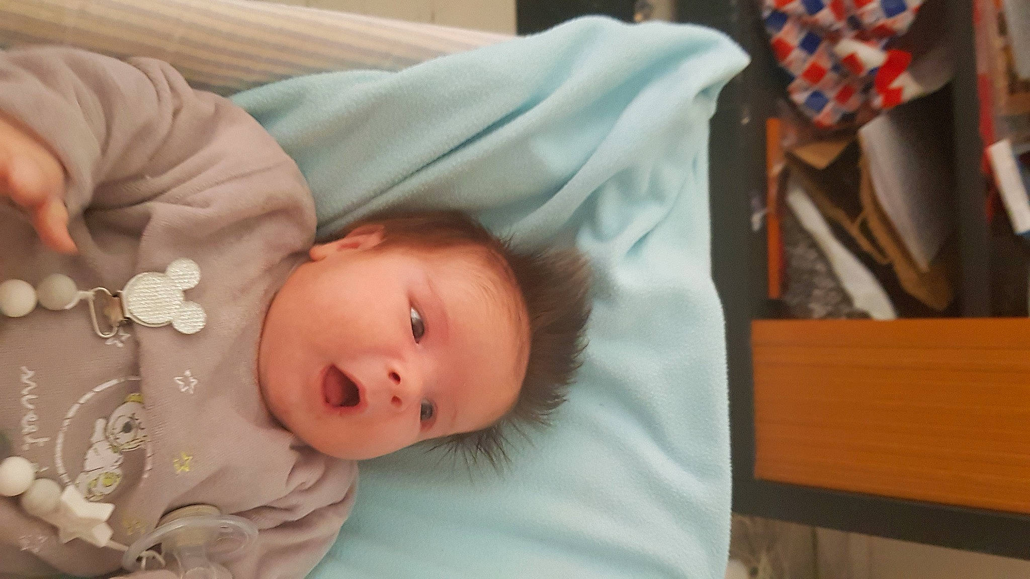 Elizio participe au concours pour gagner de l'argent avec cette photo : baby, baby_products, baby_toddler_clothing, cheek, child, comfort, eye, eyelash, iris, linens, lip, mouth, nose, pattern, person, room, skin, sleeve, textile, toddler