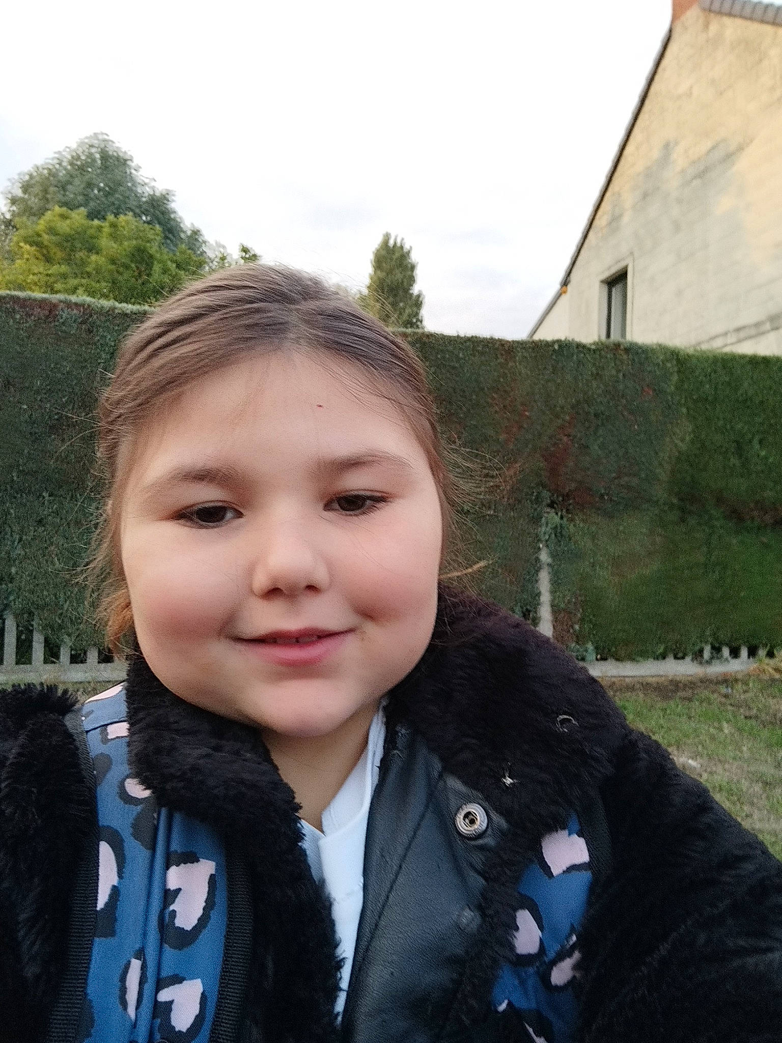 Celine a rejoint le concours — aidez-le/la à gagner de superbes lots ! black_hair, cloud, electric_blue, eyebrow, fun, fur, grass, happy, jacket, joy, person, plant, sky, sleeve, smile, tourism, travel, tree, uniform, winter