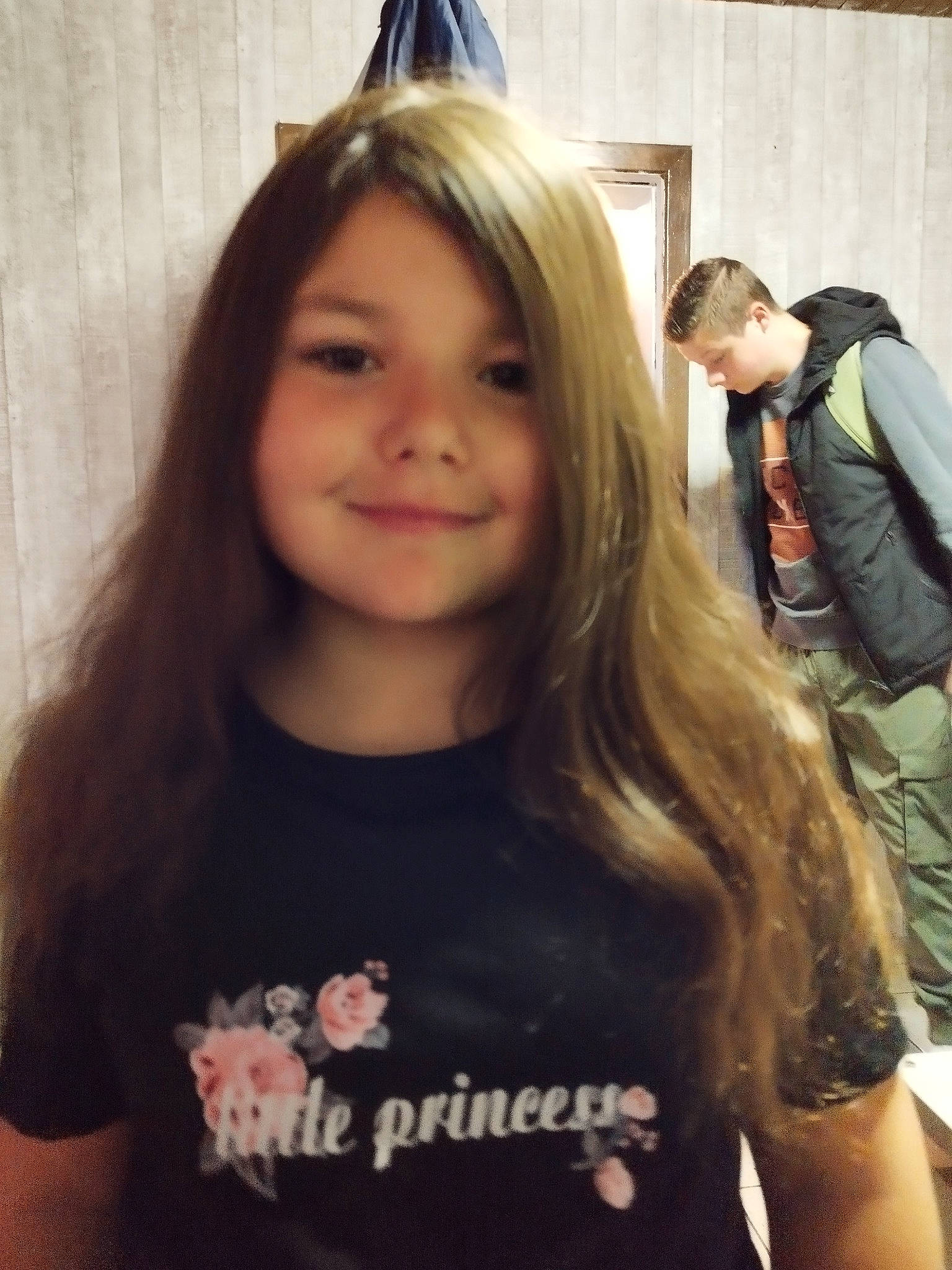 Celine a rejoint le concours — aidez-le/la à gagner de superbes lots ! backpack, bag, bangs, blond, cheek, event, eyebrow, eyelash, fun, hairstyle, happy, joy, layered_hair, long_hair, luggage_and_bags, organ, person, shoulder, sleeve, smile