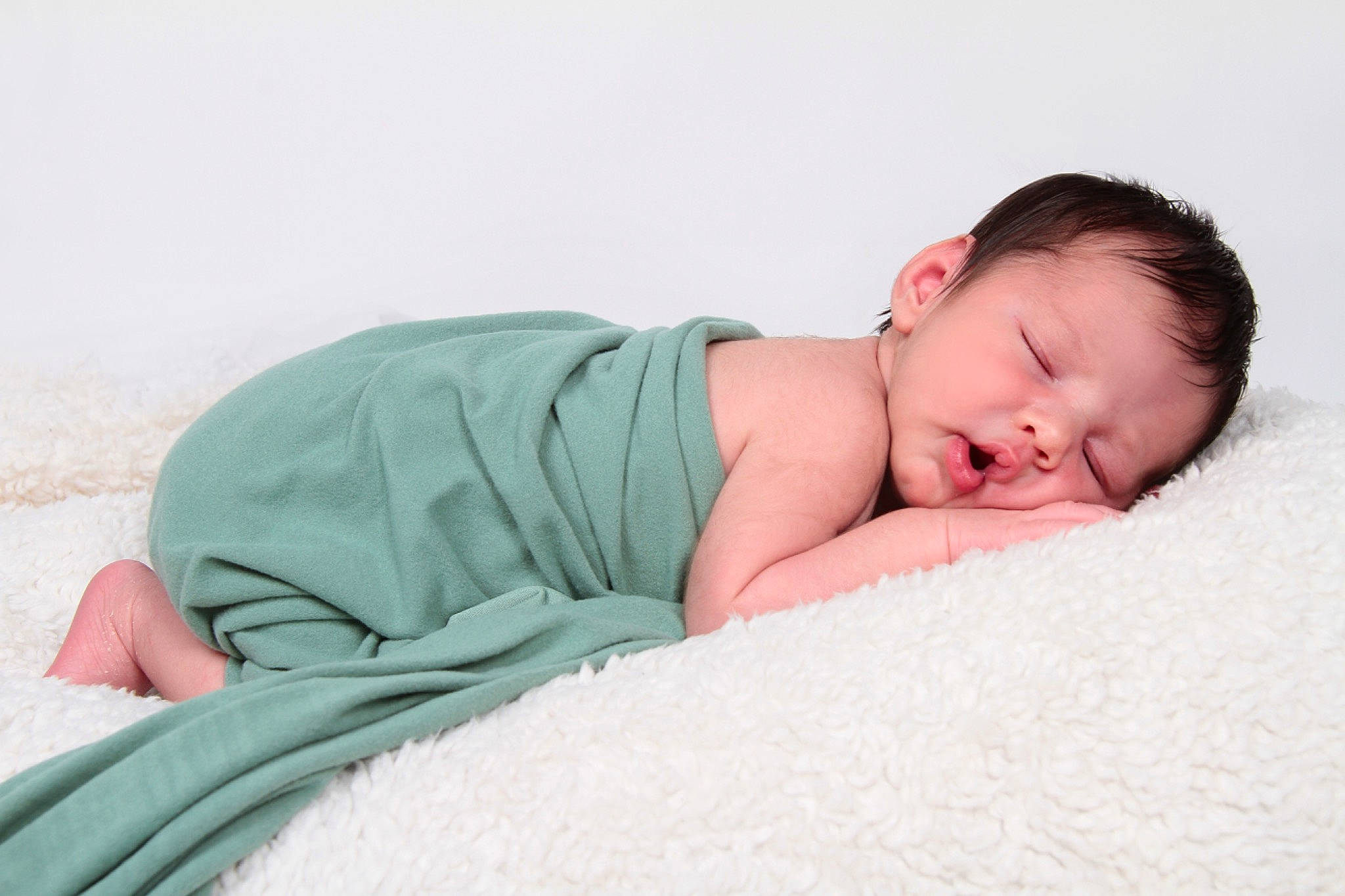 Lucas participe au concours pour gagner de l'argent avec cette photo : abdomen, baby, baby_sleeping, baby_toddler_clothing, bedding, bedtime, child, comfort, human_leg, knee, linens, nap, neck, pattern, person, portrait_photography, room, sitting, sleep, sleeve
