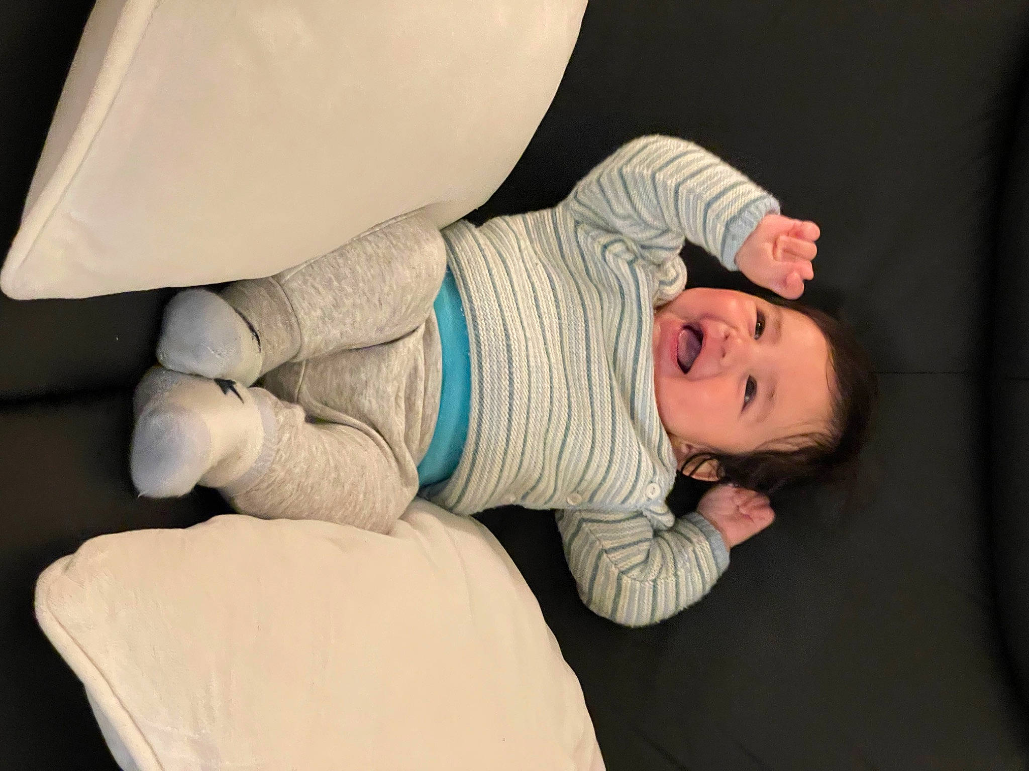 Lucas a rejoint le concours — aidez-le/la à gagner de superbes lots ! arm, baby, baby_sleeping, baby_toddler_clothing, child, comfort, elbow, flash_photography, gesture, hat, human_leg, knee, leg, linens, mammal, person, sitting, sleeve, smile, t_shirt