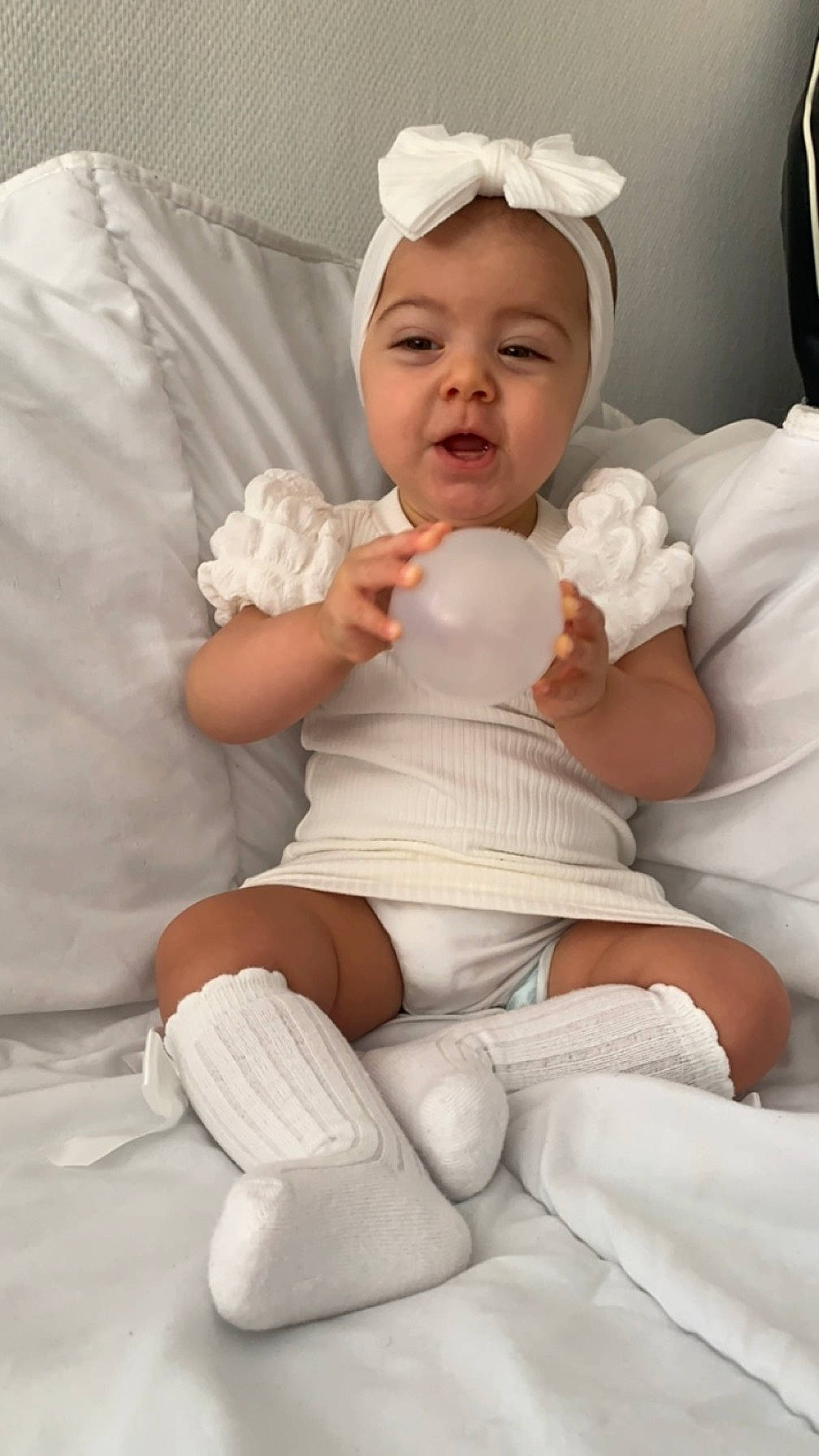 Lyana a rejoint le concours — aidez-le/la à gagner de superbes lots ! abdomen, arm, baby, baby_sleeping, baby_toddler_clothing, cheek, child, comfort, finger, gesture, hand, knee, person, skin, sleeve, sock, thigh, thumb, toddler, trunk