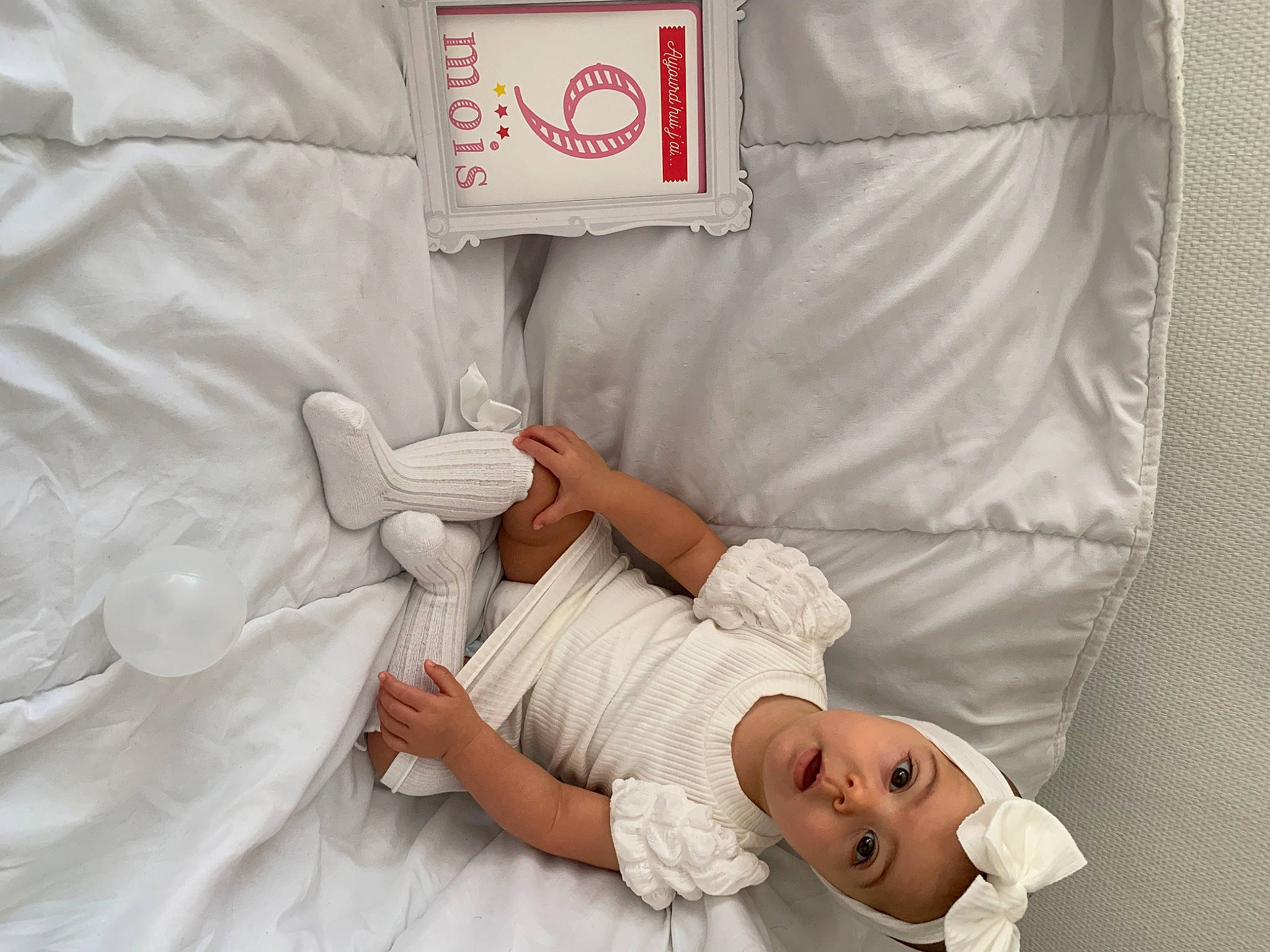 Lyana a rejoint le concours — aidez-le/la à gagner de superbes lots ! baby, baby_products, baby_sleeping, baby_toddler_clothing, bed, bedding, child, comfort, event, foot, gesture, headwear, health_care, human_body, leg, linens, person, product, room, sleeve