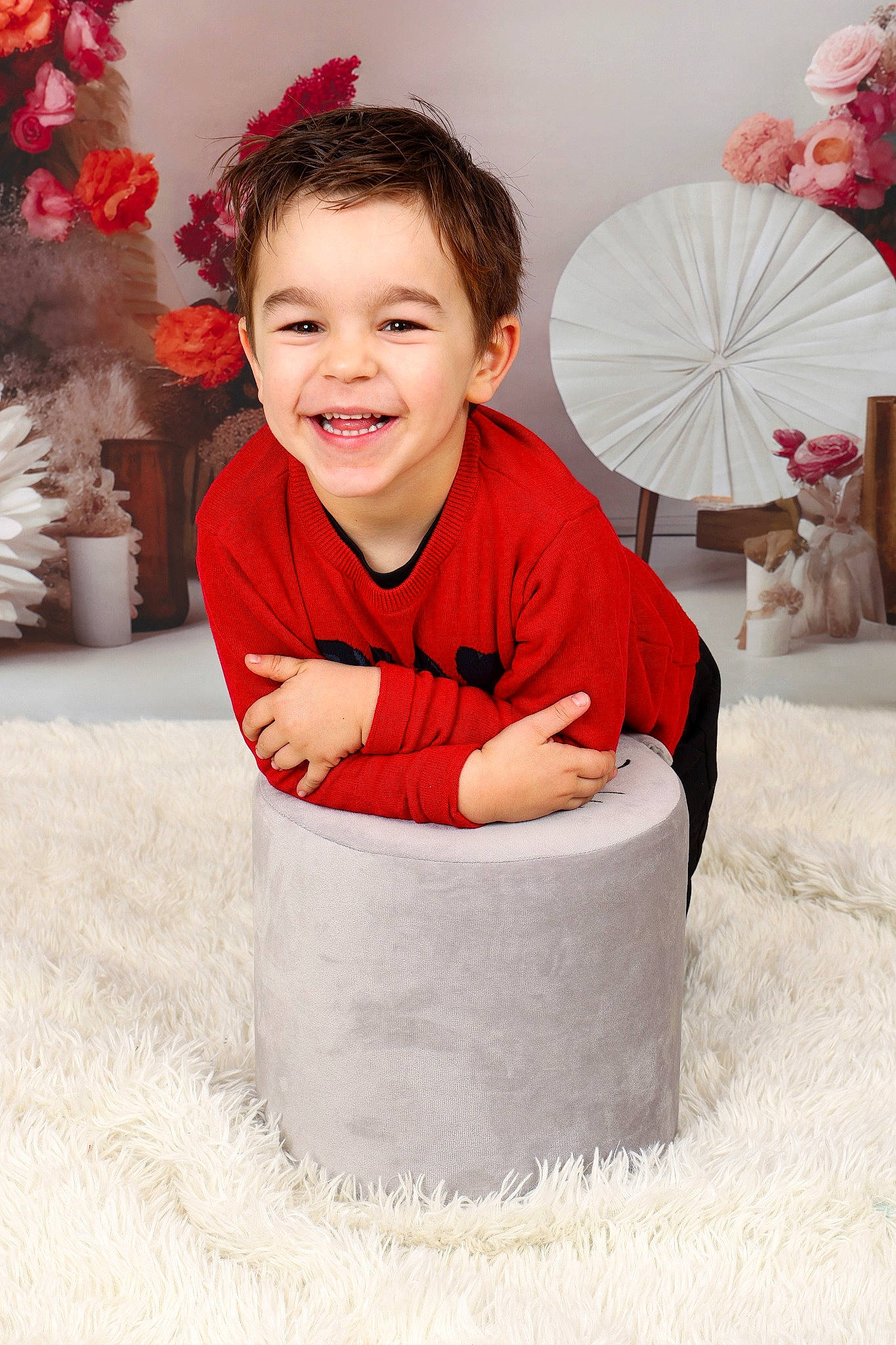 Yoni a rejoint le concours — aidez-le/la à gagner de superbes lots ! baby, baby_toddler_clothing, beauty, child, event, flowerpot, fun, happy, holiday, joy, laugh, magenta, outerwear, people, person, portrait_photography, sitting, sleeve, smile, t_shirt