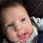 Luana a rejoint le concours — aidez-le/la à gagner de superbes lots ! baby, infant, face, blue_eyes, smile, mouth, tongue, hand, fist, pacifier, blanket, onesie, car_seat, cheek, eyelashes, skin, portrait, closeup, hair, cute