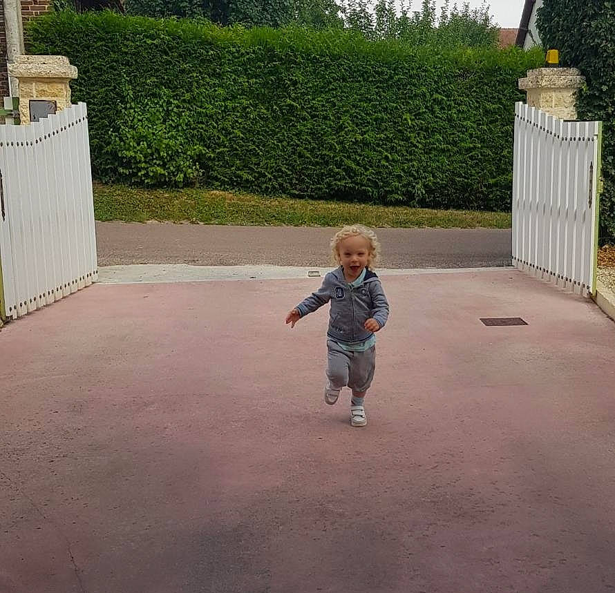 Jaheim a rejoint le concours — aidez-le/la à gagner de superbes lots ! asphalt, baby, child, driveway, flooring, fun, grass, landscape, leisure, person, plant, recreation, road, road_surface, shorts, shrub, sidewalk, standing, toddler, tree